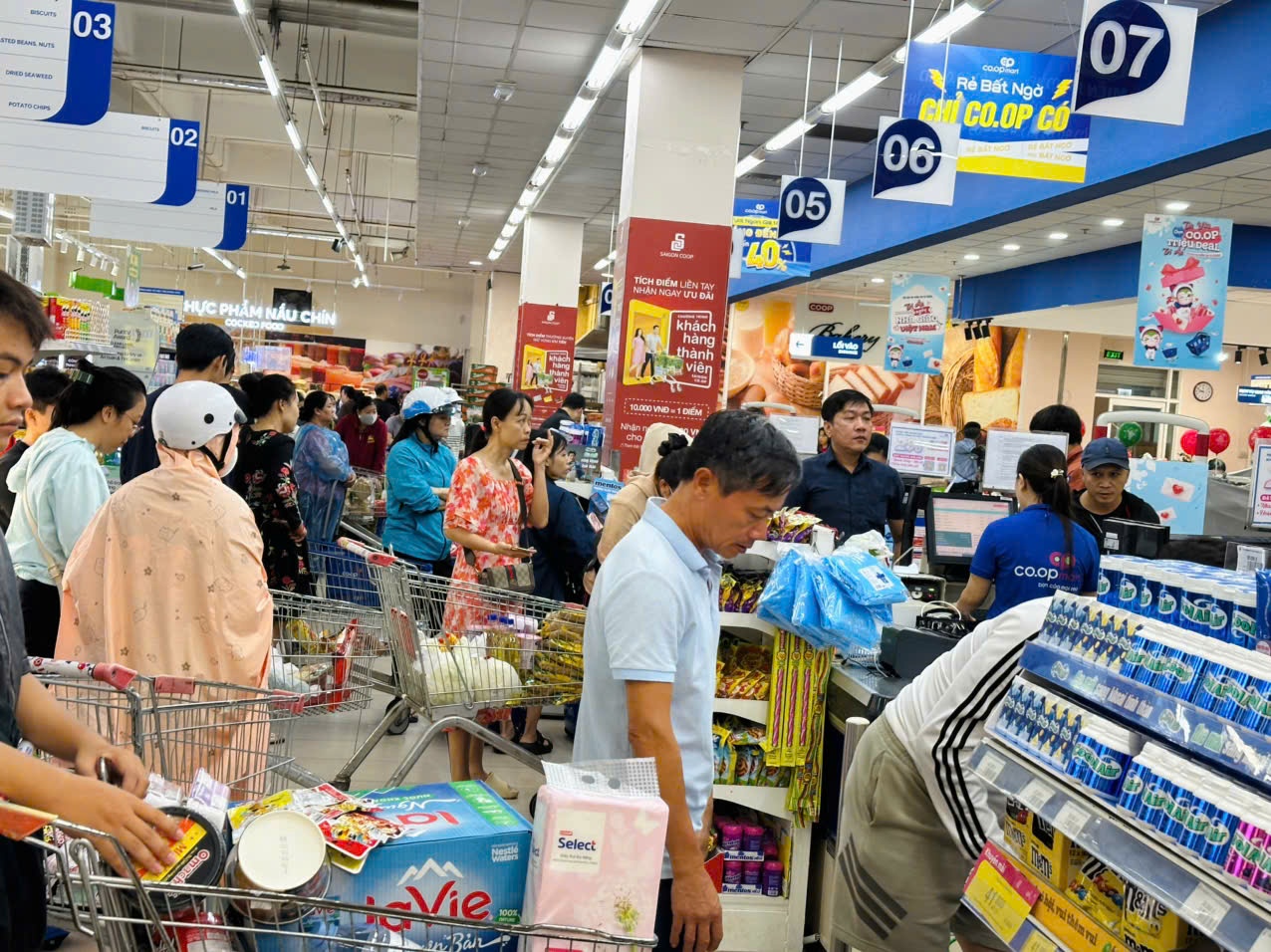 Saigon Co.op ban hang khong loi nhuan, ho tro nguoi dan sau lu hinh anh