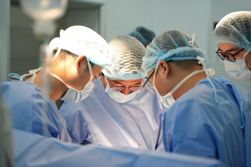 ‘Ban tay vang’ voi 4 thap ky trao lai buoc di cho hang nghin nguoi hinh anh