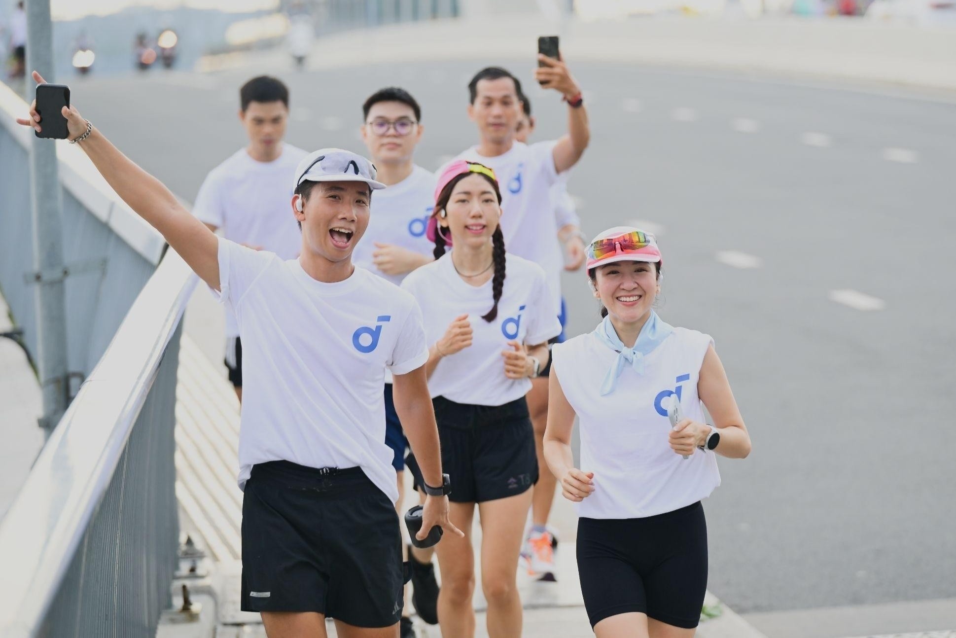 Gioi tre chon tai nghe open-ear nhu phu kien bat ly than hinh anh