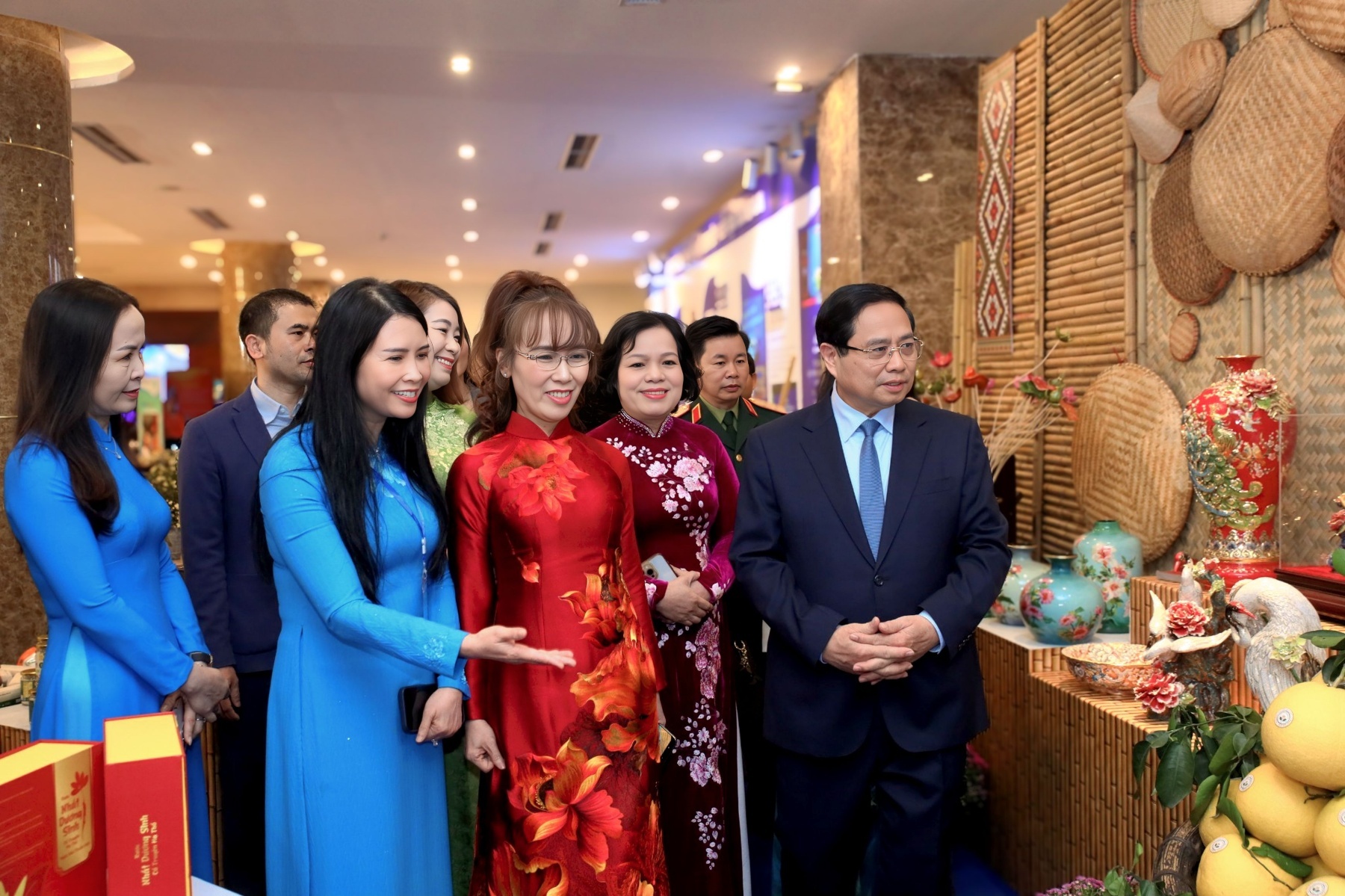 Chung suc, dong long cung phu nu Viet Nam phat trien kinh te hinh anh