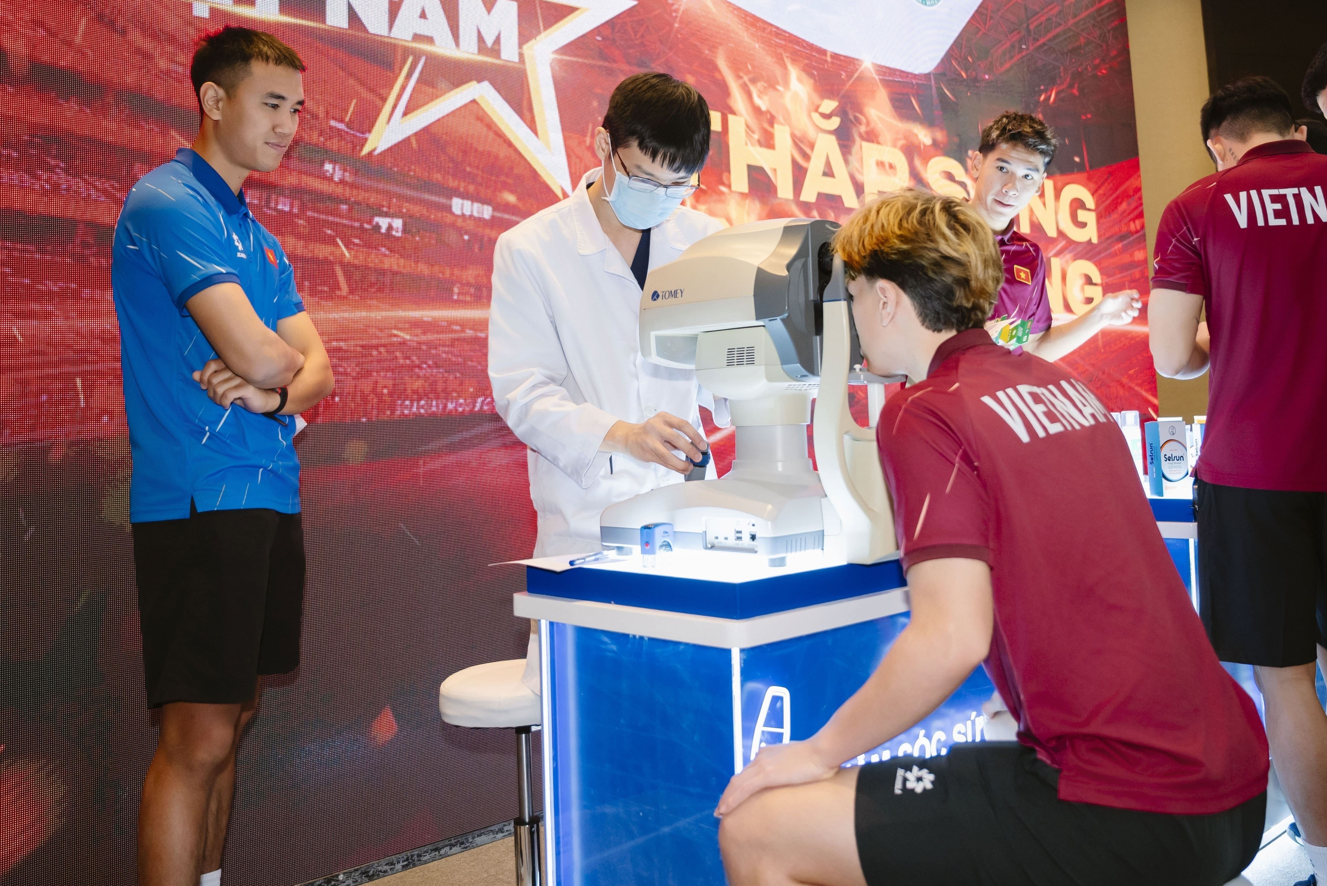 Rohto-Mentholatum tao dong luc cho U22 Viet Nam truoc SEA Games 33 hinh anh