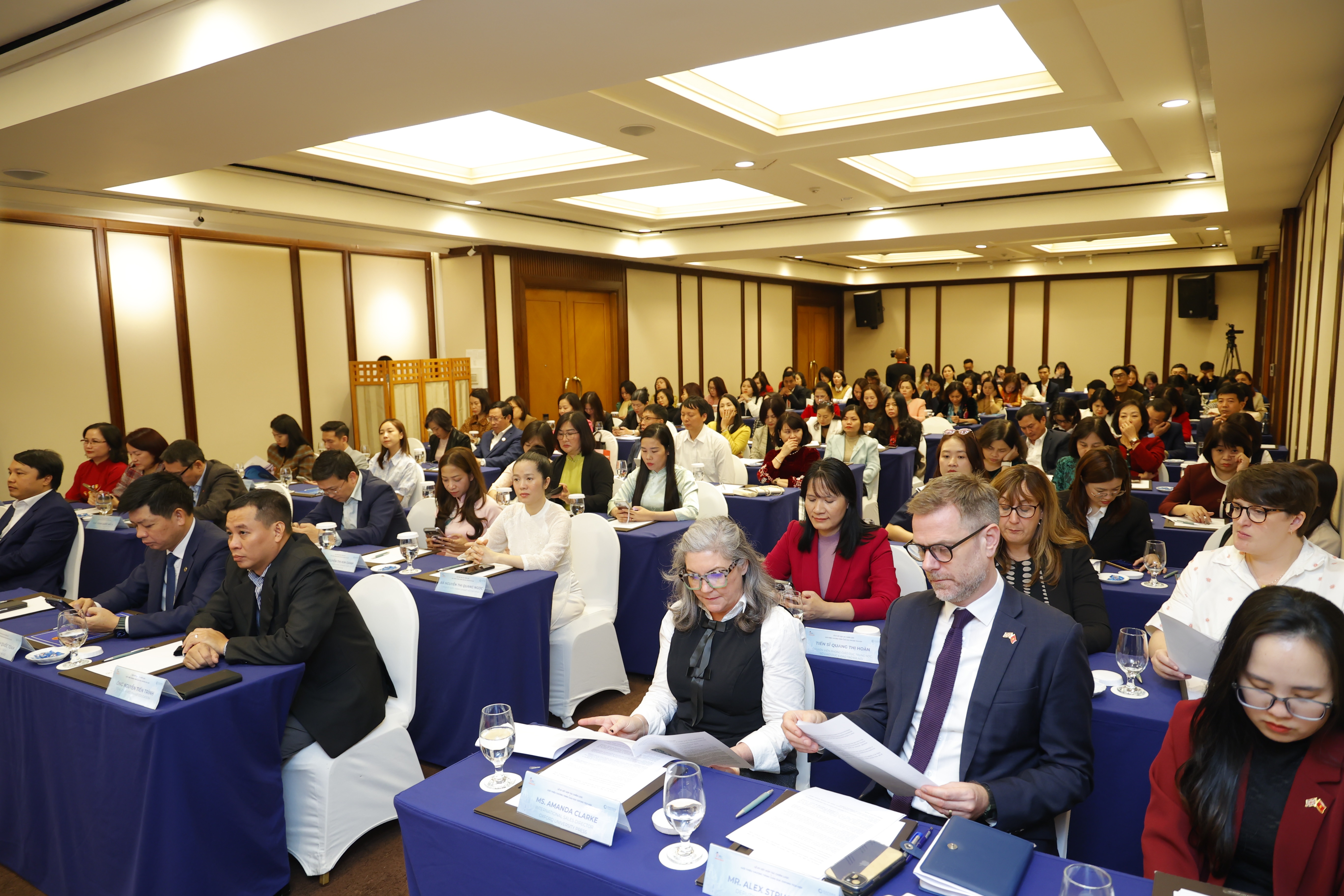 Pho thong quoc te anh 5