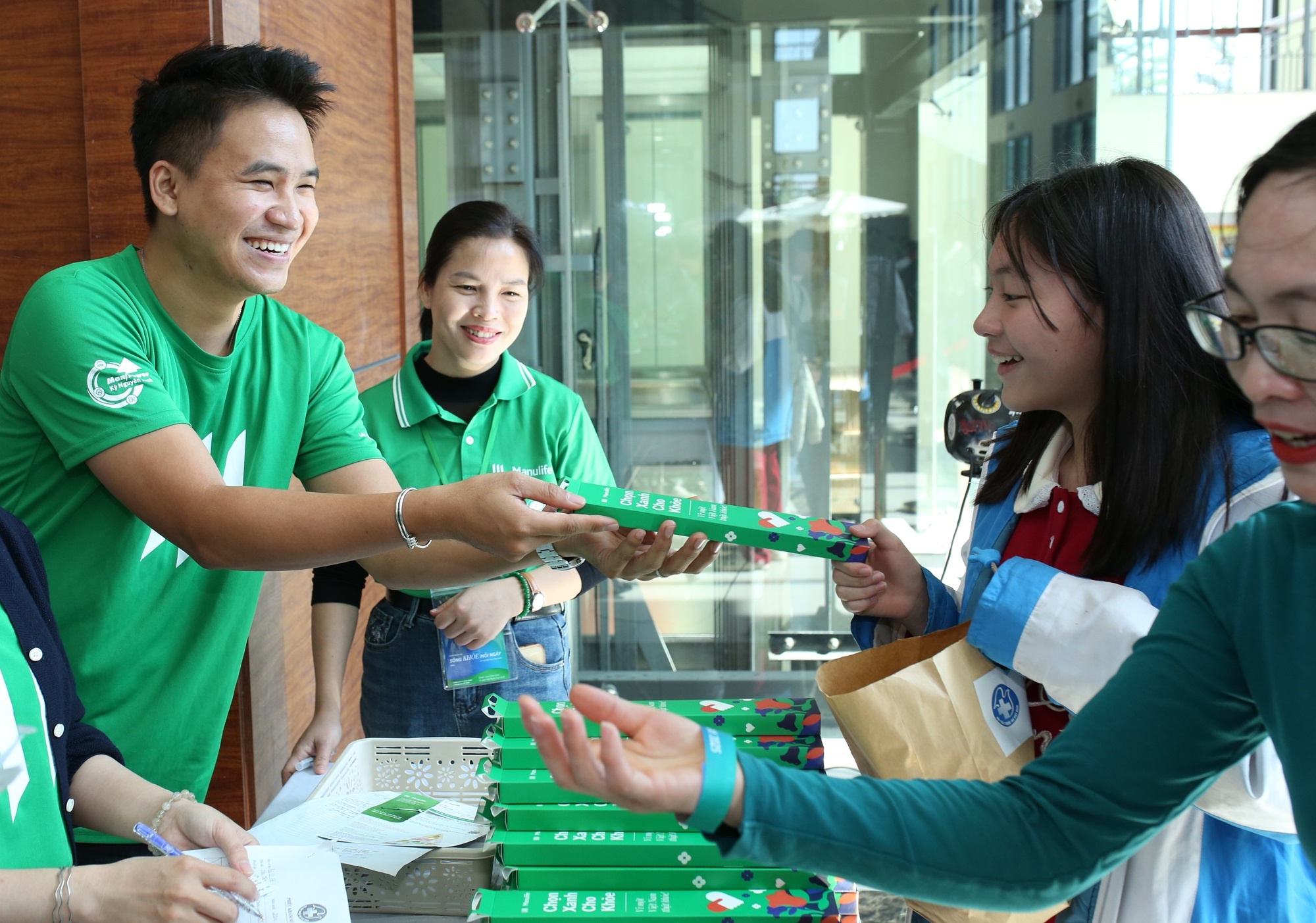 Manulife mang 1.000 suat kham suc khoe mien phi den Thanh Hoa hinh anh