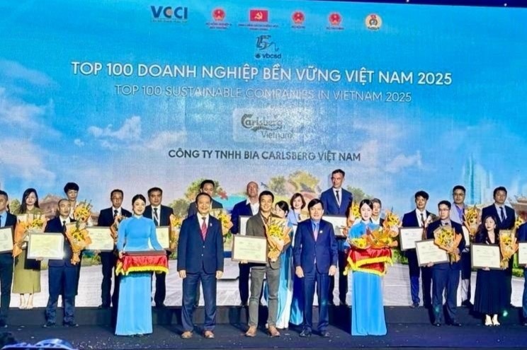 Carlsberg Viet Nam vao ‘Top 100 doanh nghiep ben vung nam 2025’ hinh anh