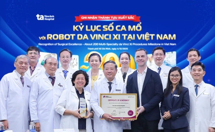 Viet Nam co ky luc moi ve phau thuat bang robot hien dai bac nhat hinh anh