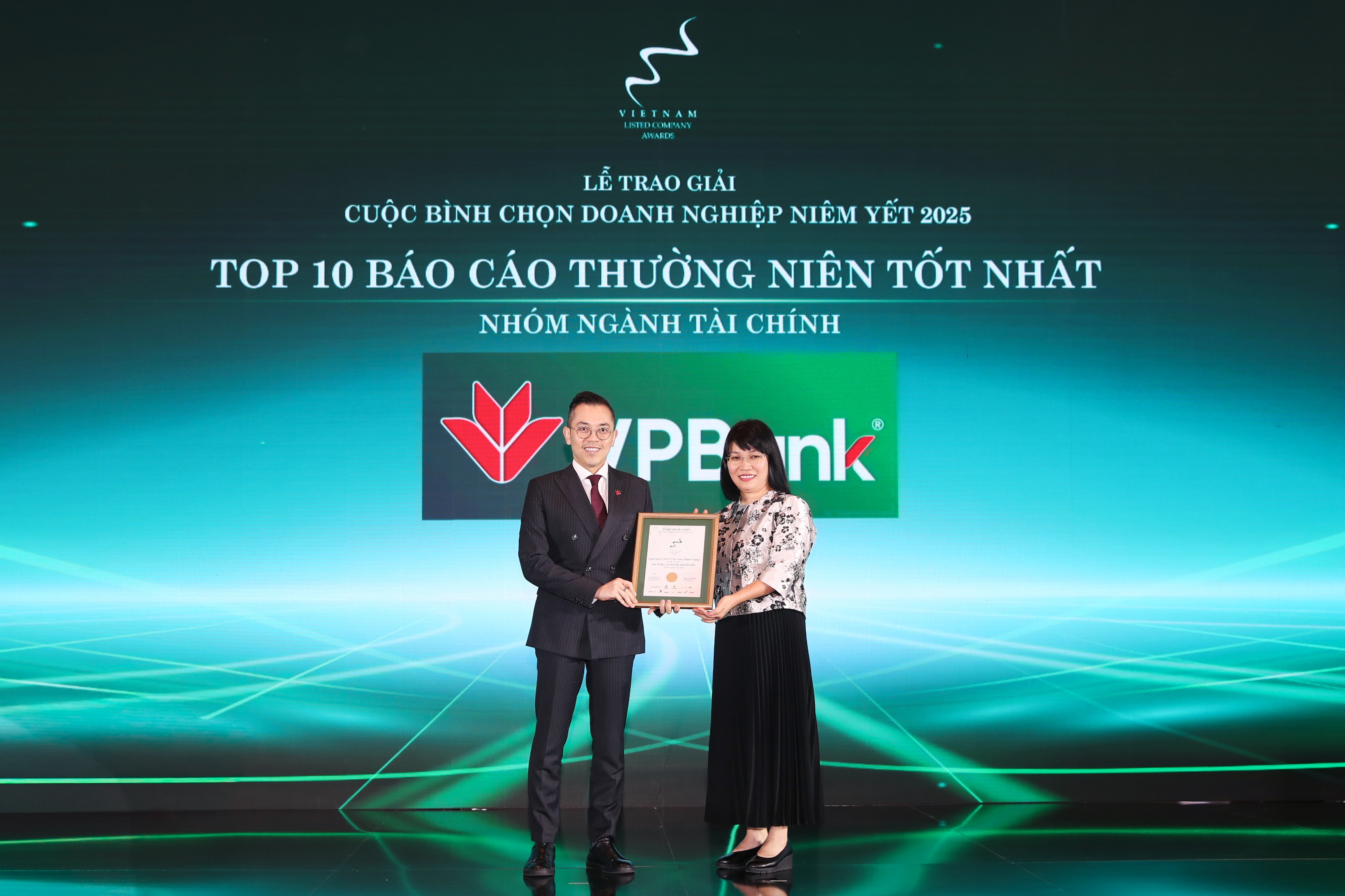 VPBank nhan cu dup giai thuong ve bao cao quan tri va ben vung hinh anh