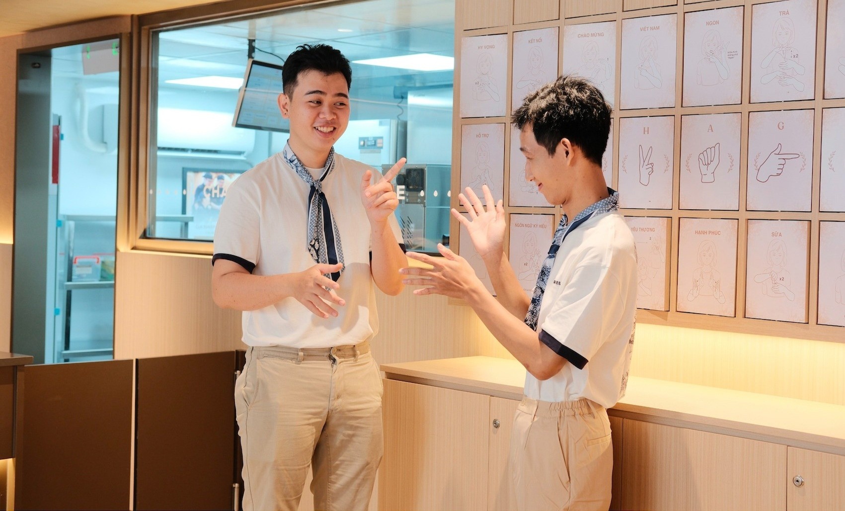 Cuoc 'tro chuyen bang tay' dac biet tai quan tra sua giua long TP.HCM hinh anh