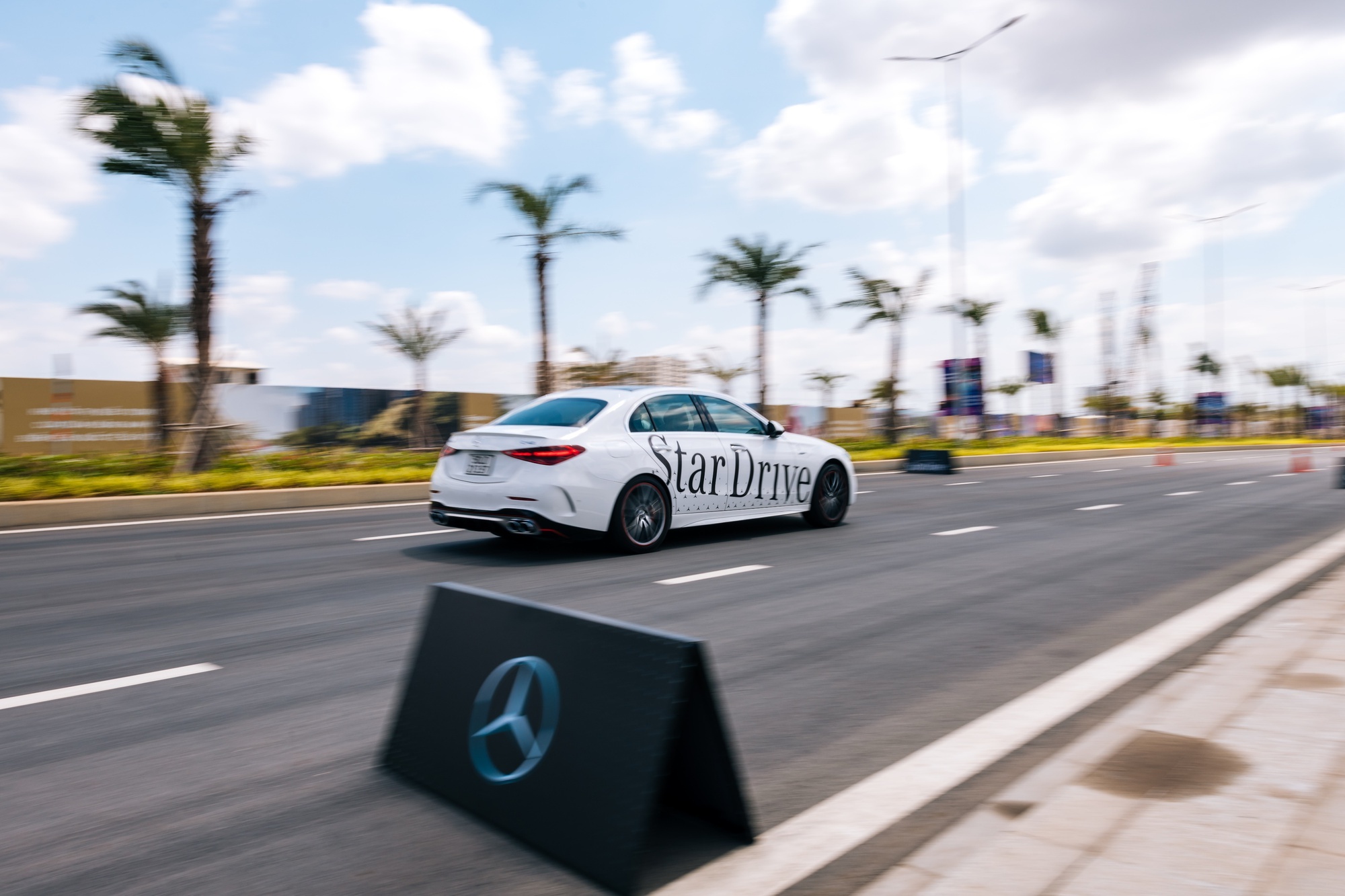 Su kien lai thu va trung bay Mercedes-Benz tai truong dua F1 hinh anh