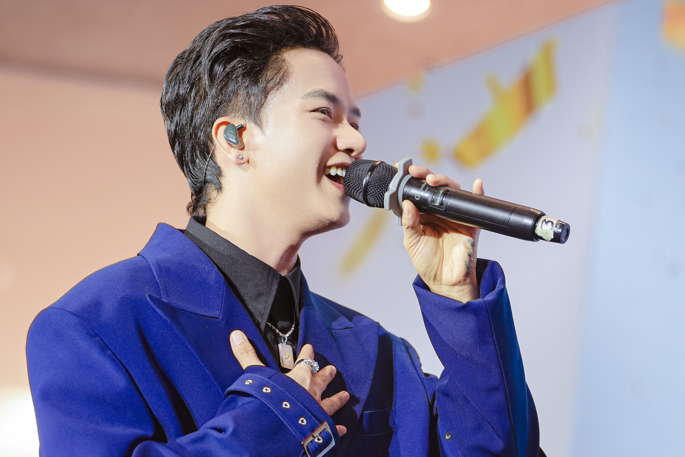 Anh Tu, Bui Cong Nam khuay dong dai tiec uu dai tai chuoi toa do PNJ hinh anh