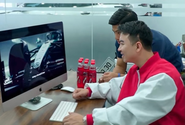 Gioi tre hao hung man ket hop Sting Energy va Mercedes-AMG Petronas F1 hinh anh