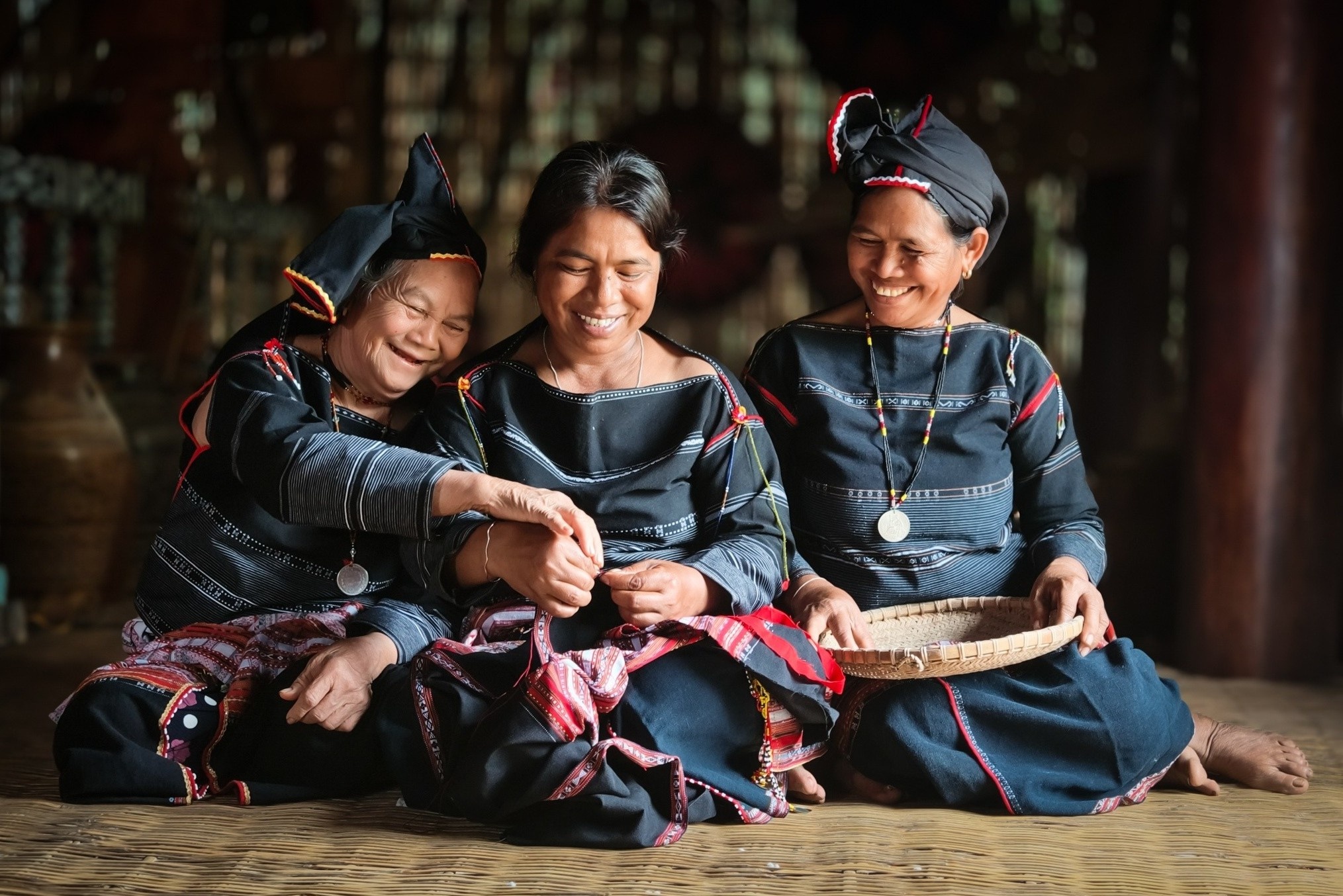 Find X9 Pro cung Quy Coc Tu ghi lai nhip dap van hoa dan toc Ba Na hinh anh