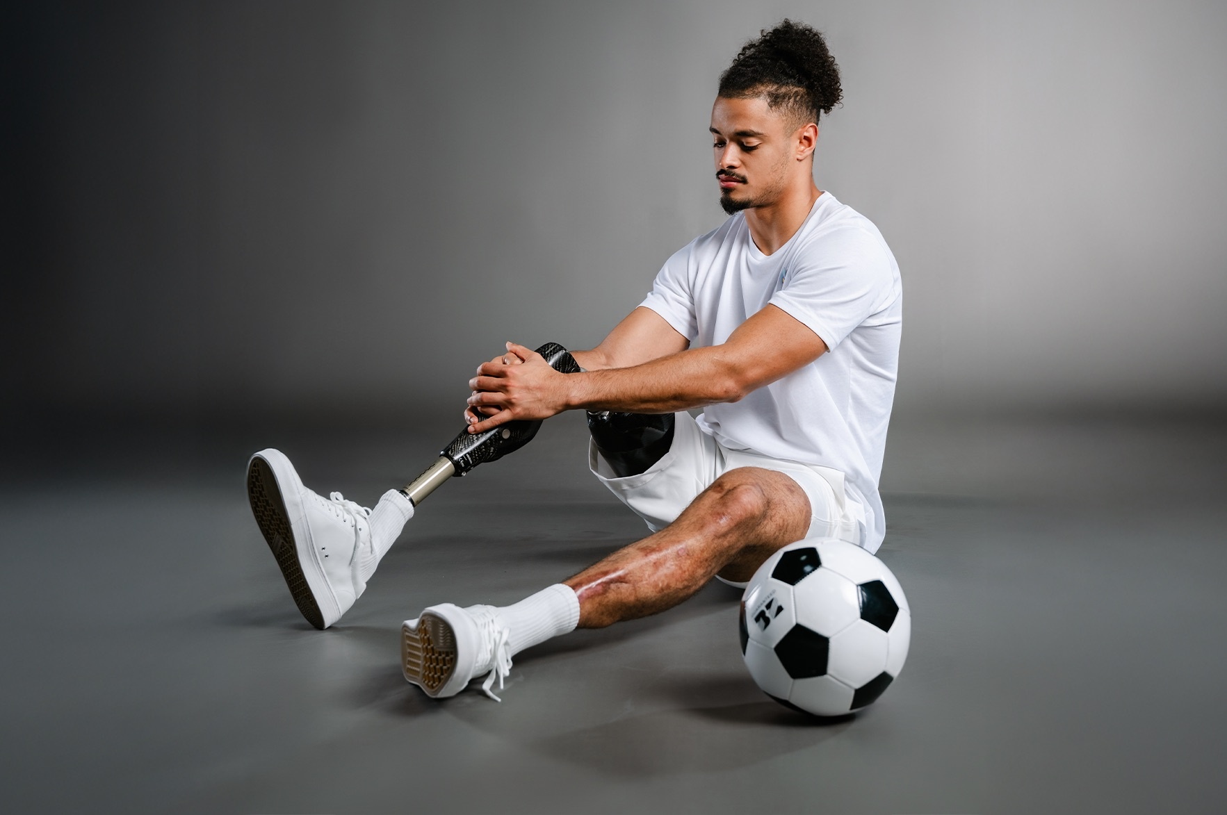 Cau thu phai cat chan sau con sot cua benh do nao mo cau hinh anh