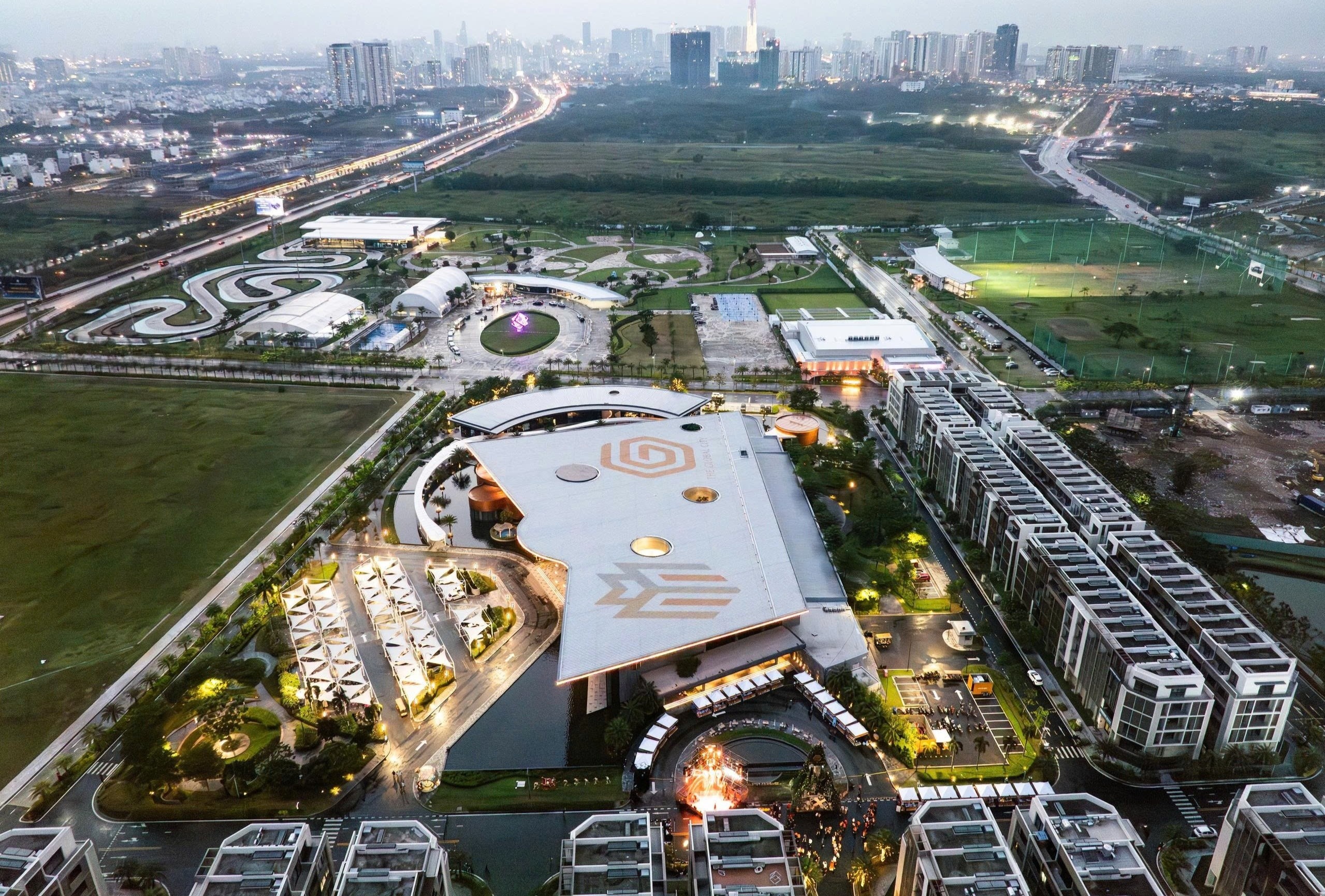 Global Festive thap sang mua le hoi tai The Global City hinh anh