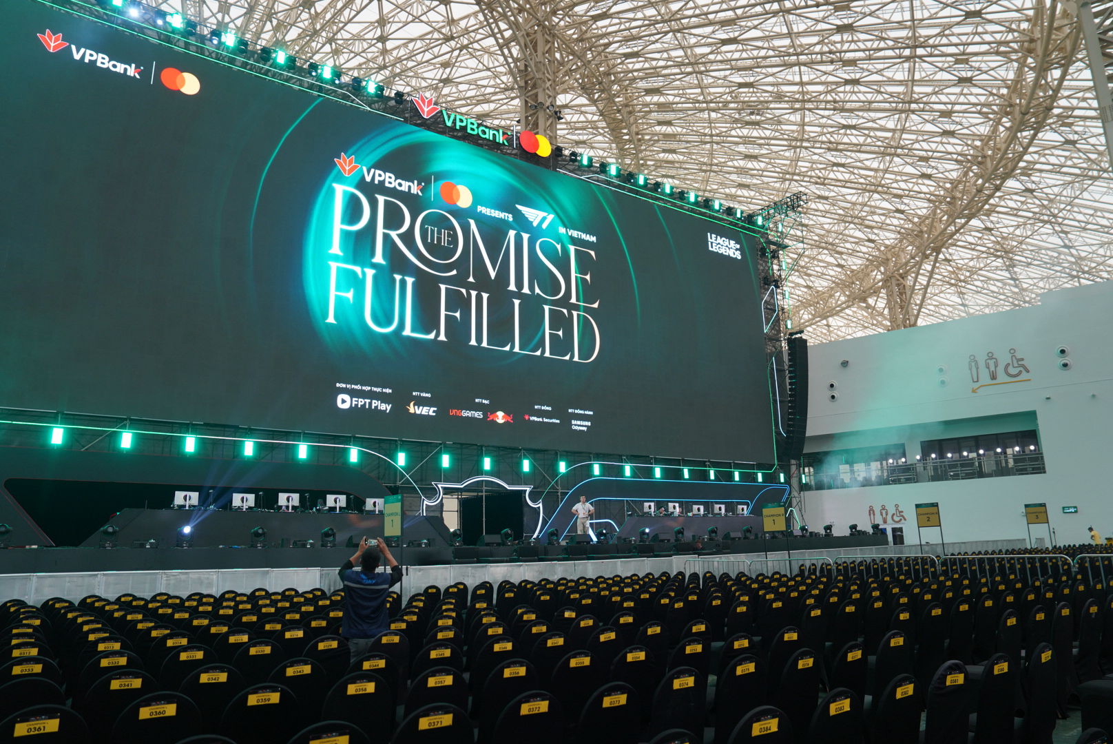 T1 va huyen thoai Faker thi dau tren man hinh 500 m2 hinh anh