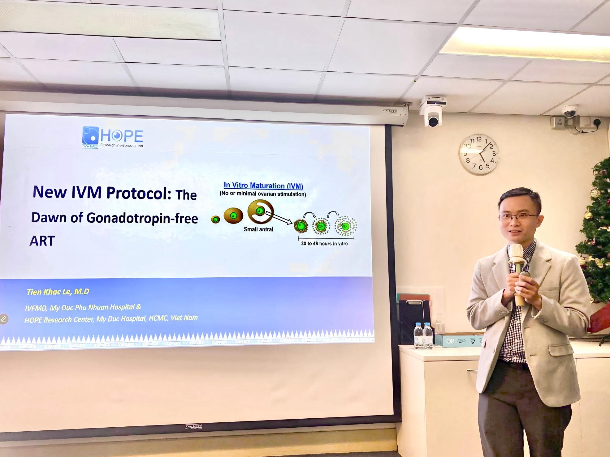 Bac si Viet chuyen giao ky thuat thu tinh ong nghiem moi tai Hong Kong hinh anh