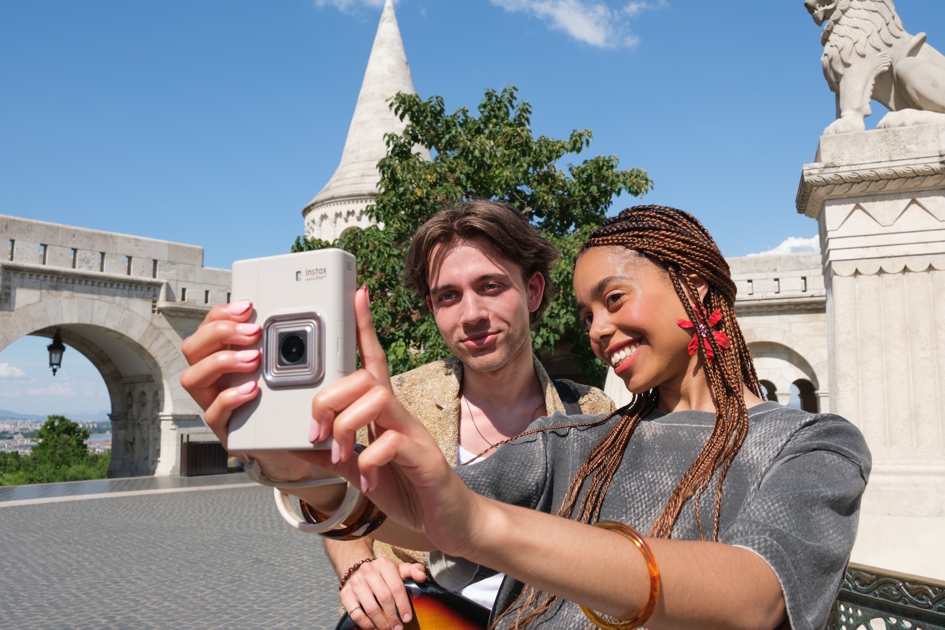 Khi chup anh selfie tro thanh chuan moi nho instax mini LiPlay+ hinh anh