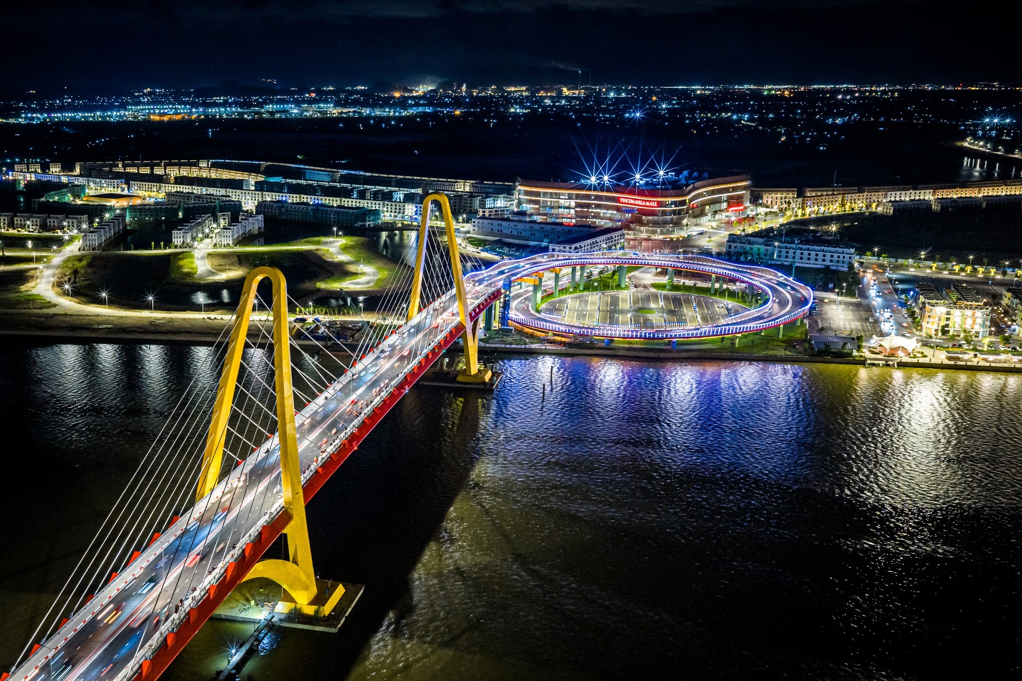 'Pho dao sieu ket noi' Vinhomes Royal Island hut von truoc da tang gia hinh anh