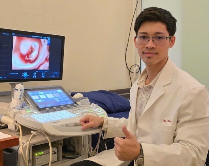 Bac si Nguyen Vu Binh tu van cho chi em buoc vao tuoi tien man kinh hinh anh