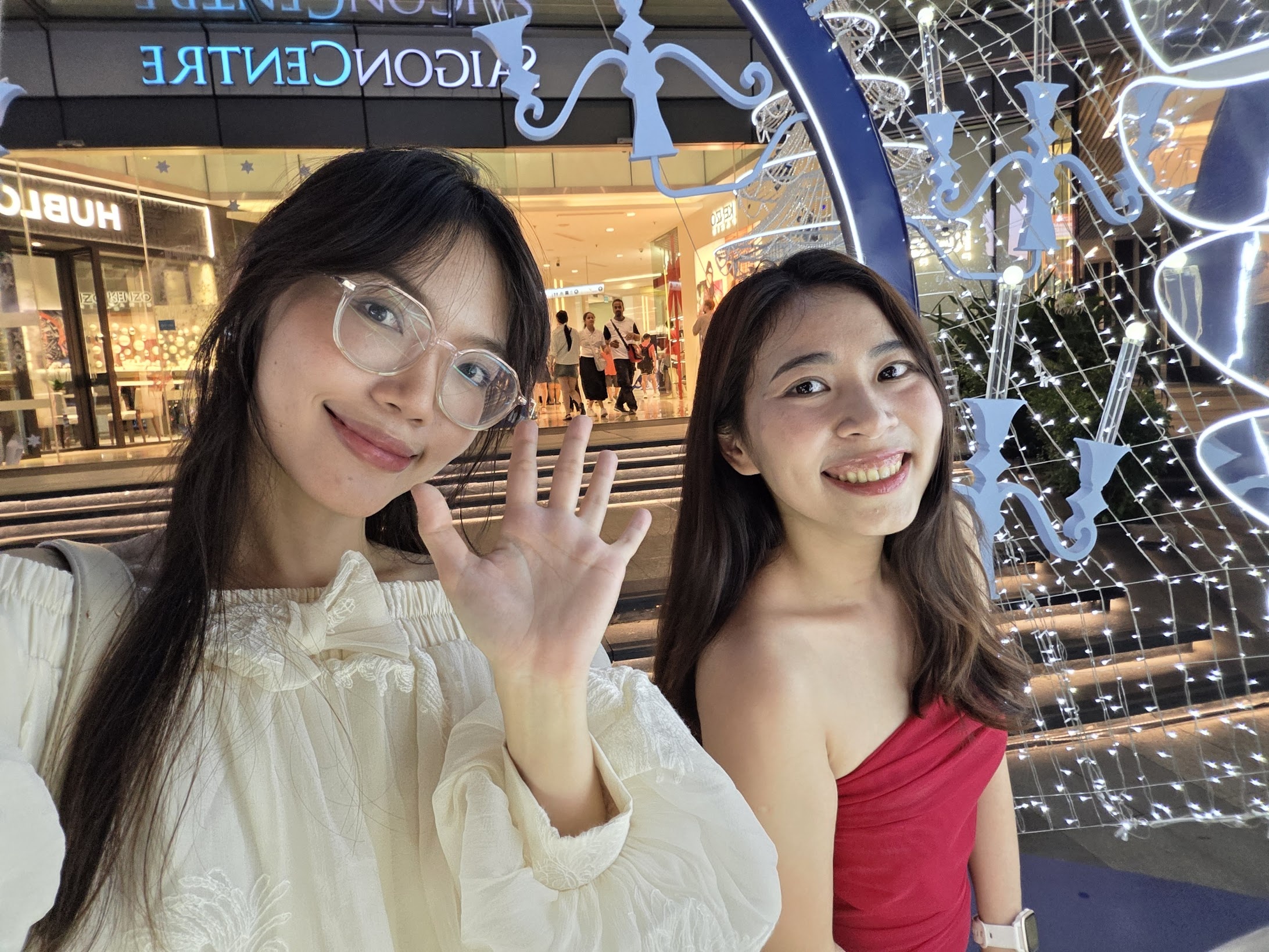 Galaxy Z Flip7 'hoa phep' bo hinh cuoi nam lung linh trong tich tac hinh anh