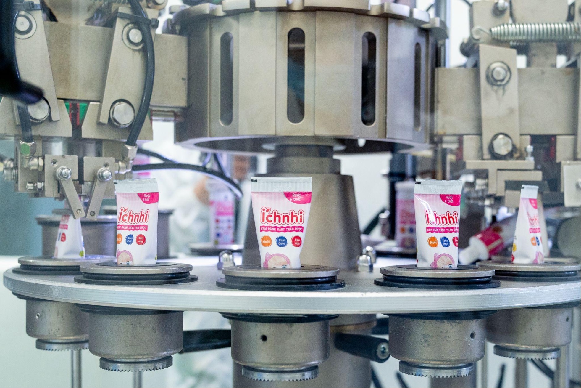 Quy trinh san xuat chuan quoc te cua kem danh rang thao duoc Ich Nhi hinh anh