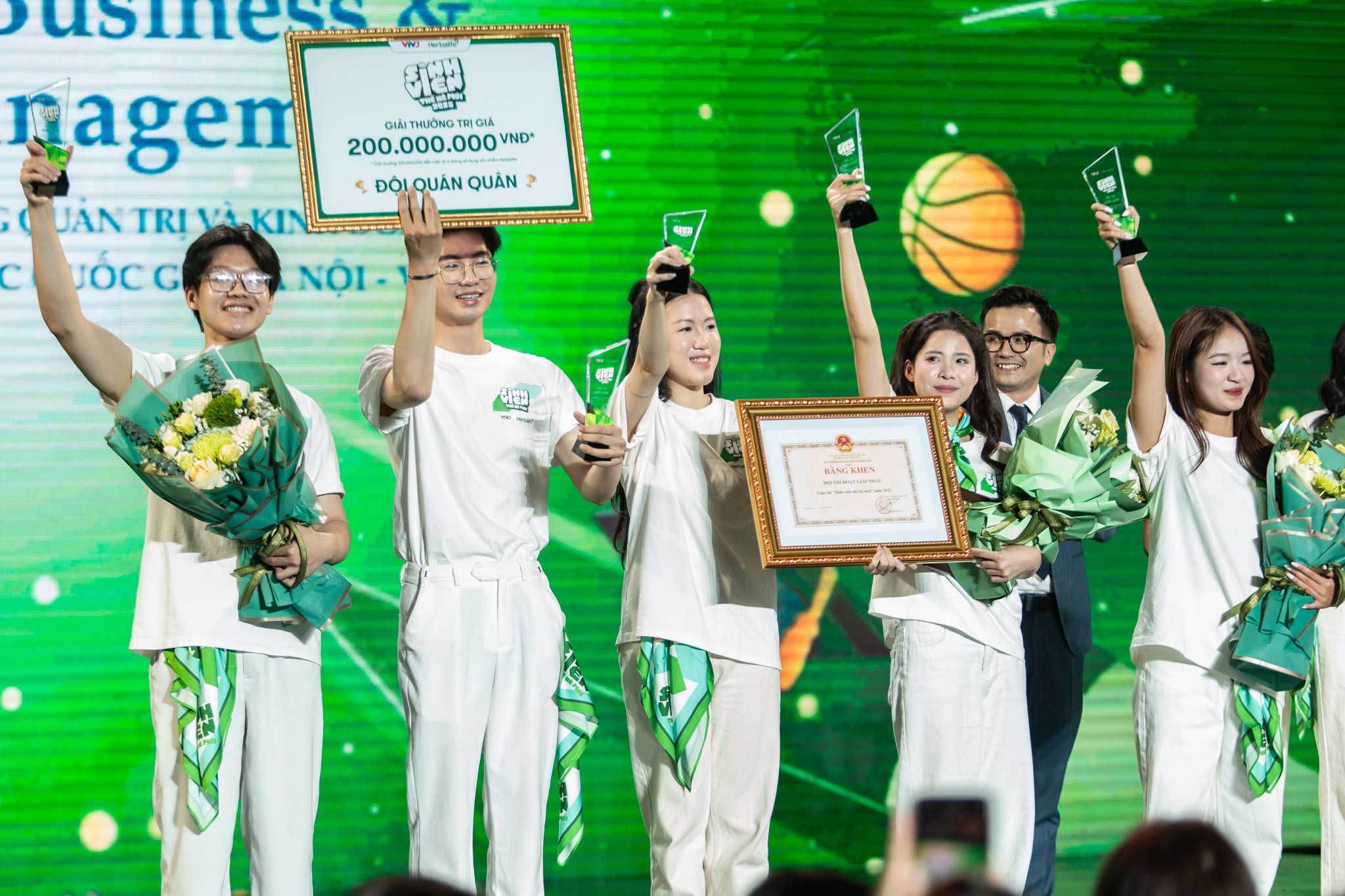 Truong Quan tri va Kinh doanh dat quan quan Sinh vien the he moi 2025 hinh anh