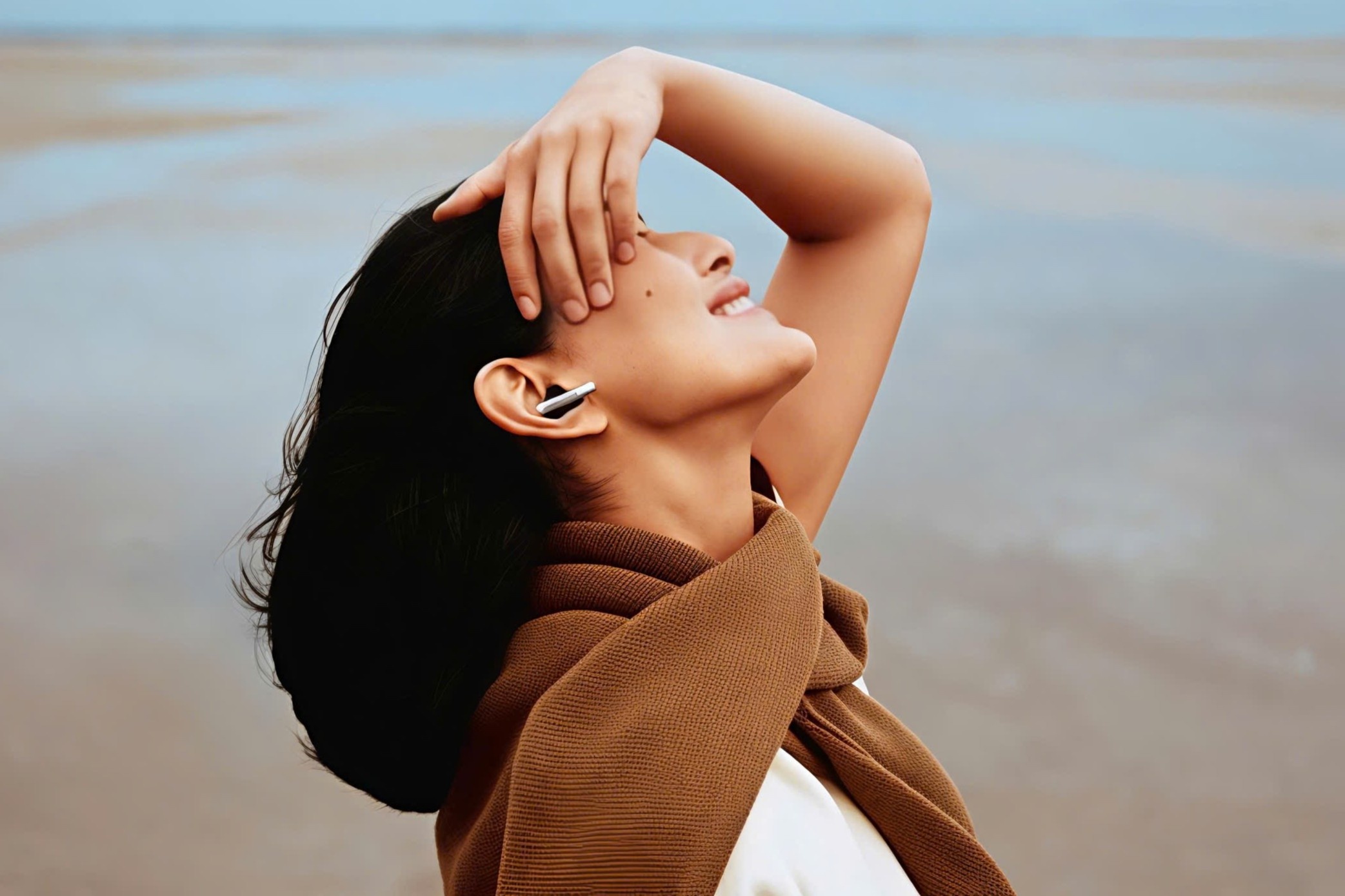 Bang & Olufsen - earbuds thoi trang, cam bien cham tien tien hinh anh