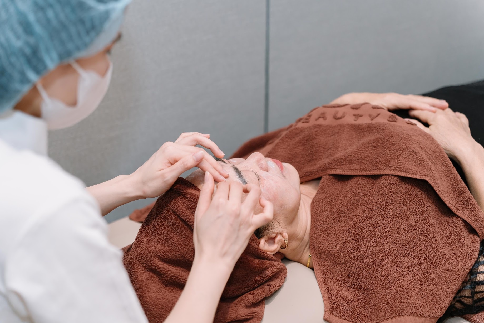 Khi con chon cham soc suc khoe lam qua Tet cho bo me hinh anh