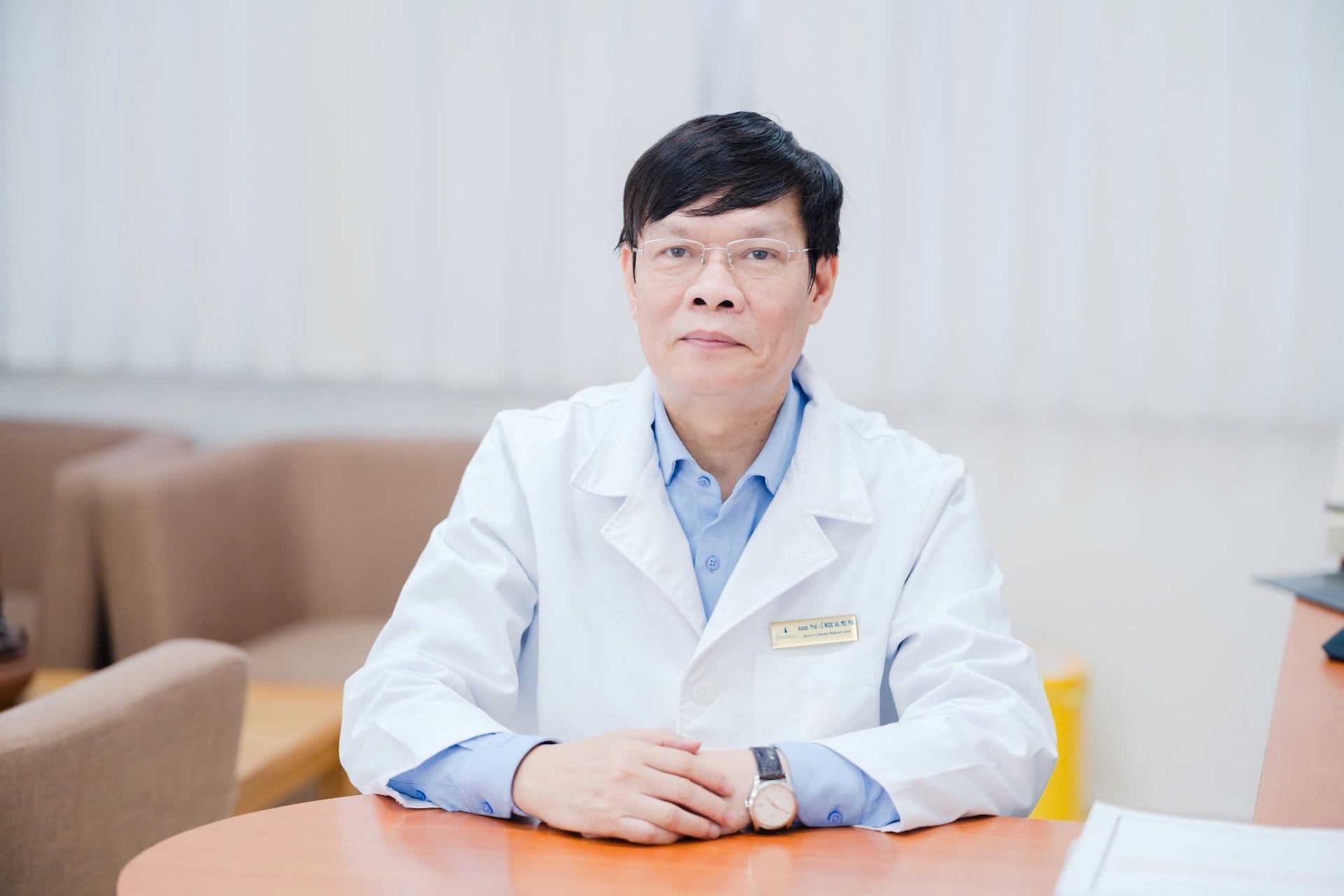 Vi bac si 40 nam ‘chon viec kho’ de benh nhan ung thu song lau hon hinh anh