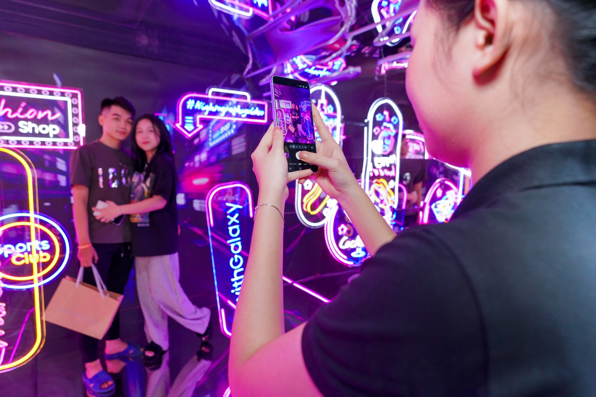 Galaxy S26 series bien khong gian pop-up thanh toa do check-in moi hinh anh