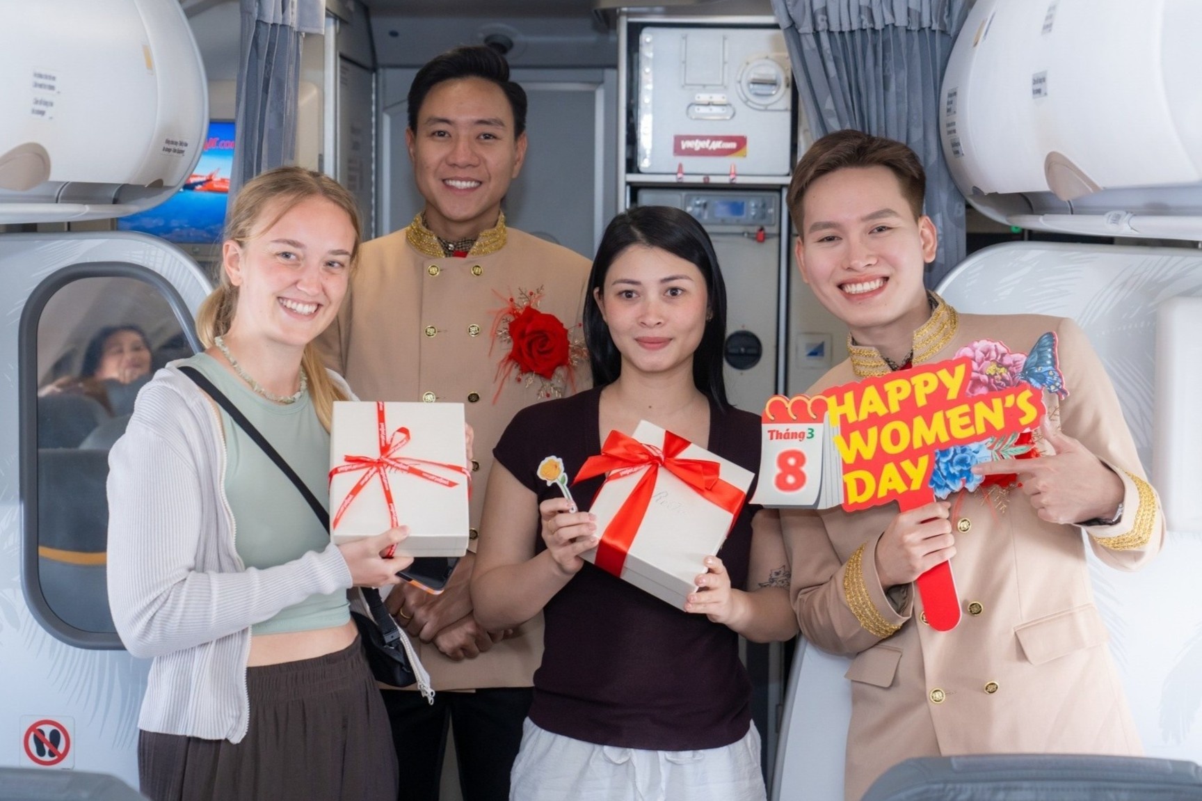 Chuyen bay 'loc vang' don chu nhan cua 1 chi vang dip 8/3 hinh anh