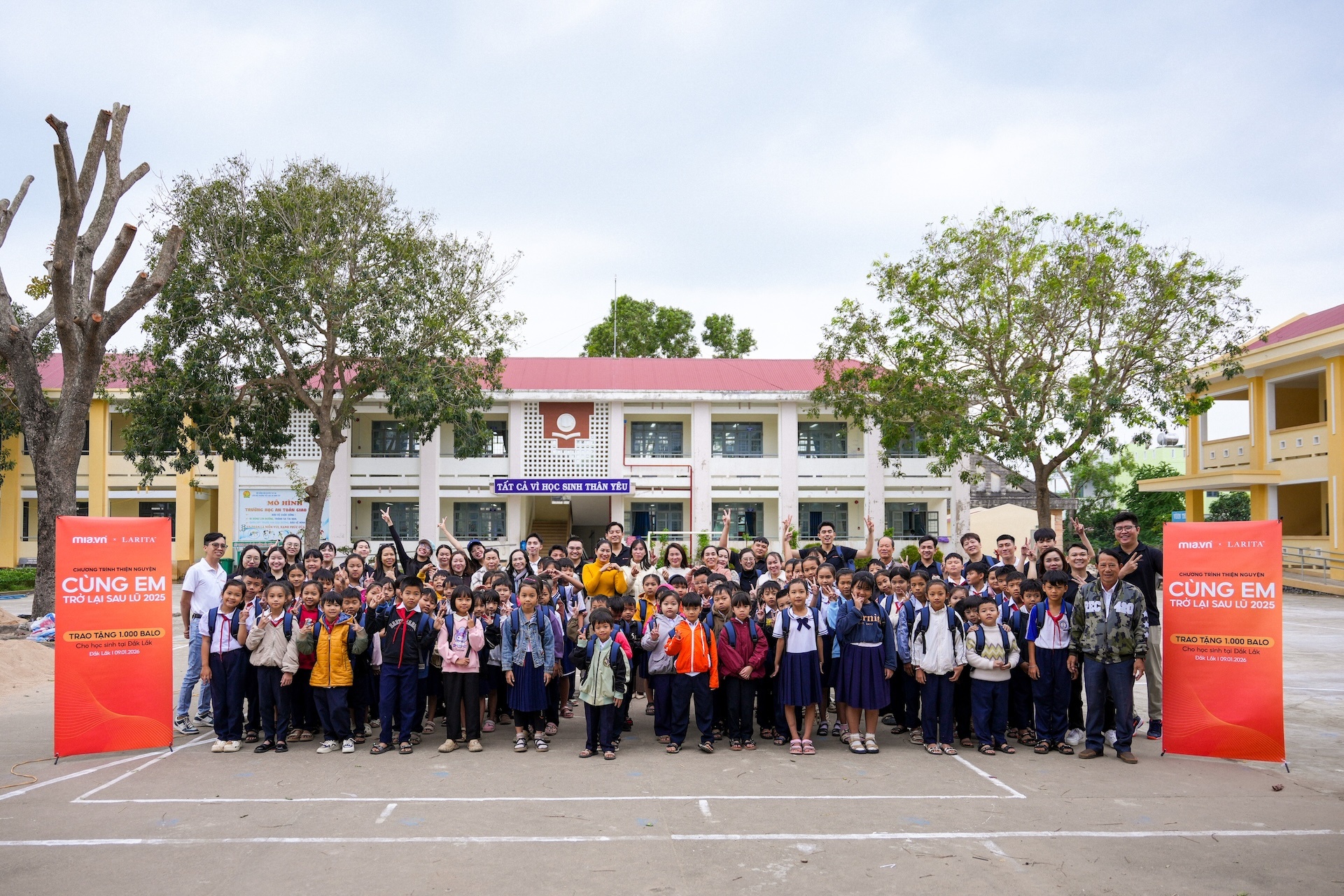 MIA.vn va Larita trao 1.000 balo cho hoc sinh vung lu Dak Lak hinh anh