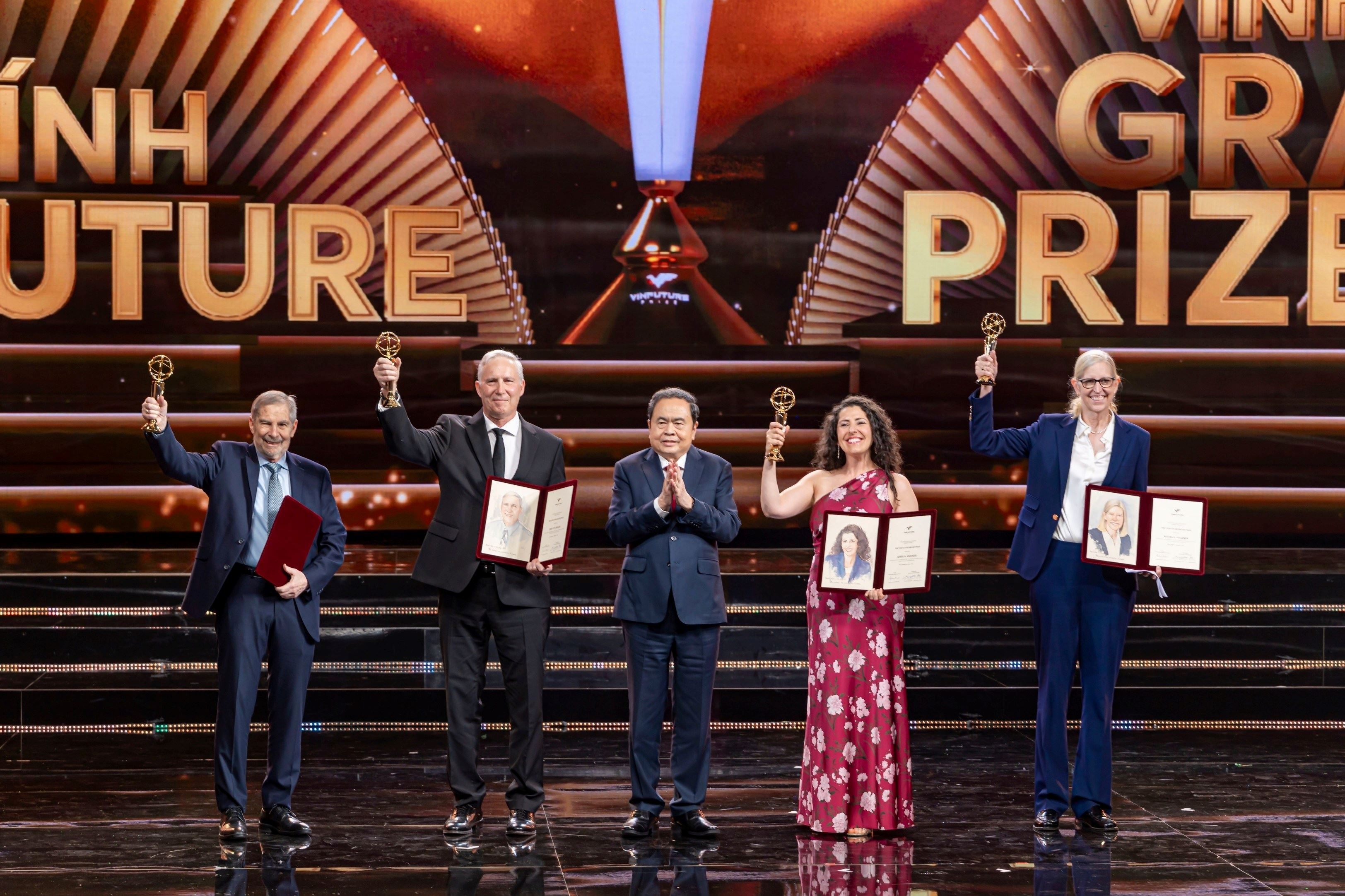VinFuture tiep nhan de cu xuat sac cho mua giai thu 6 hinh anh