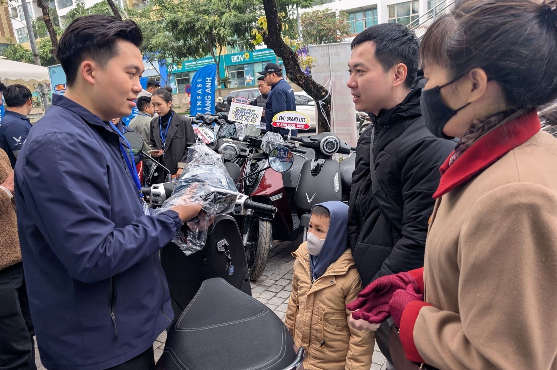 Nguoi dan Ha Noi vuot ret di doi xe dien VinFast hinh anh