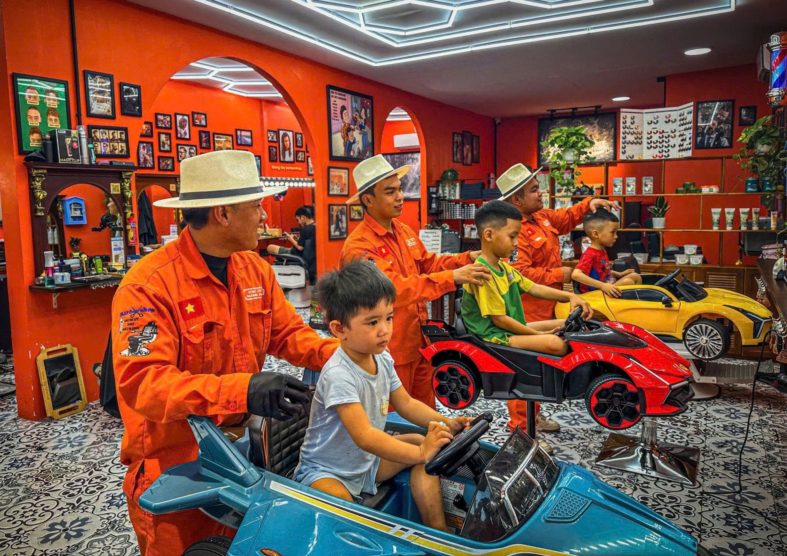 Dong Tay Barbershop - noi moi lan cat toc tro thanh ky uc tuoi tho hinh anh