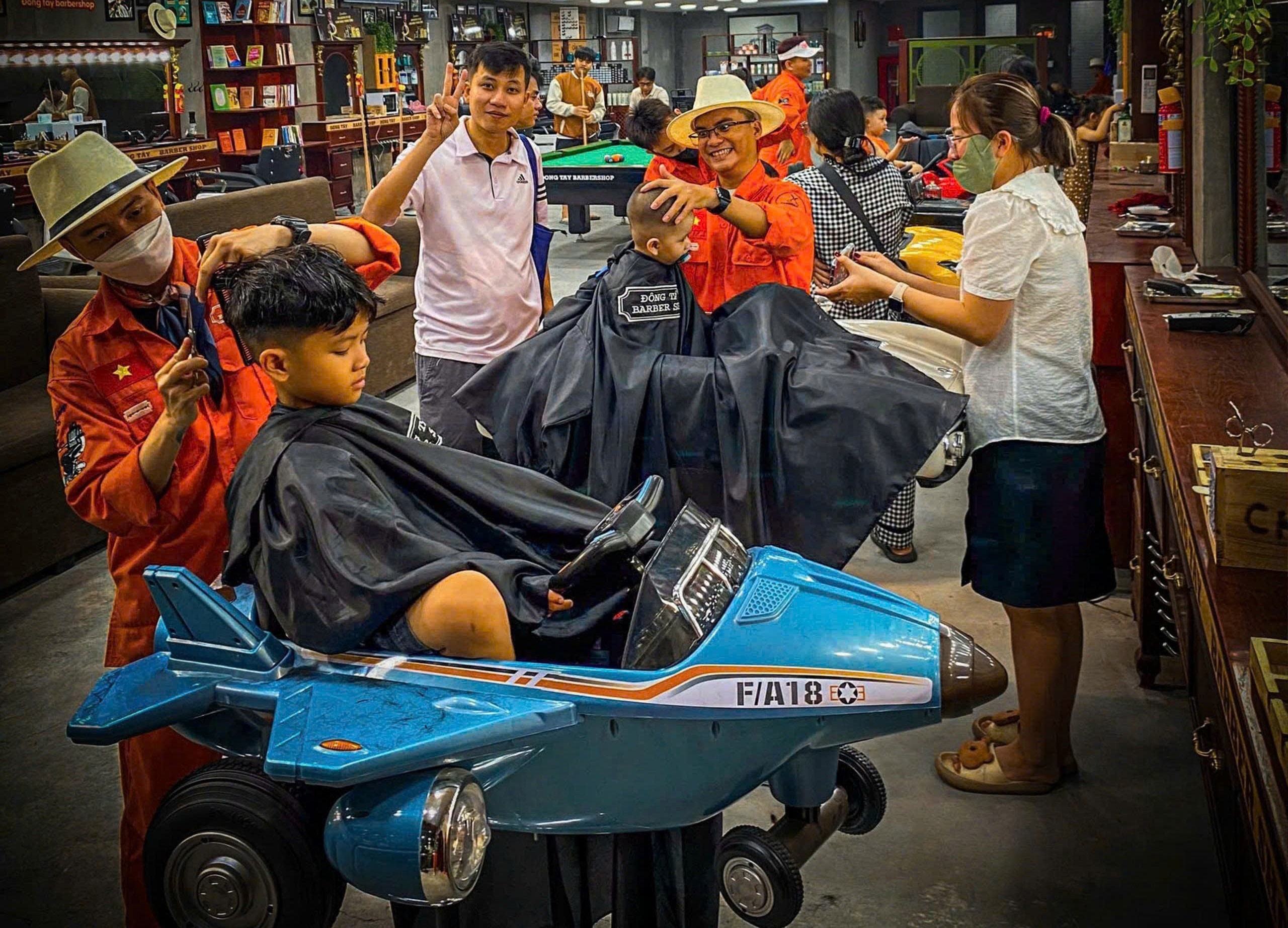 Dong Tay Barbershop anh 2