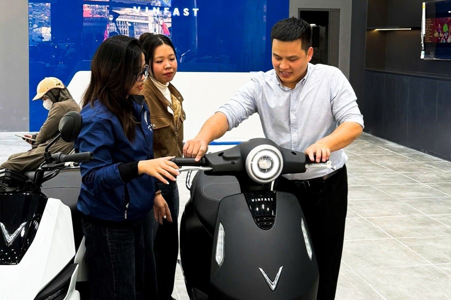 Chu chuoi showroom tiet lo ly do khach tin tuong xe dien VinFast hinh anh