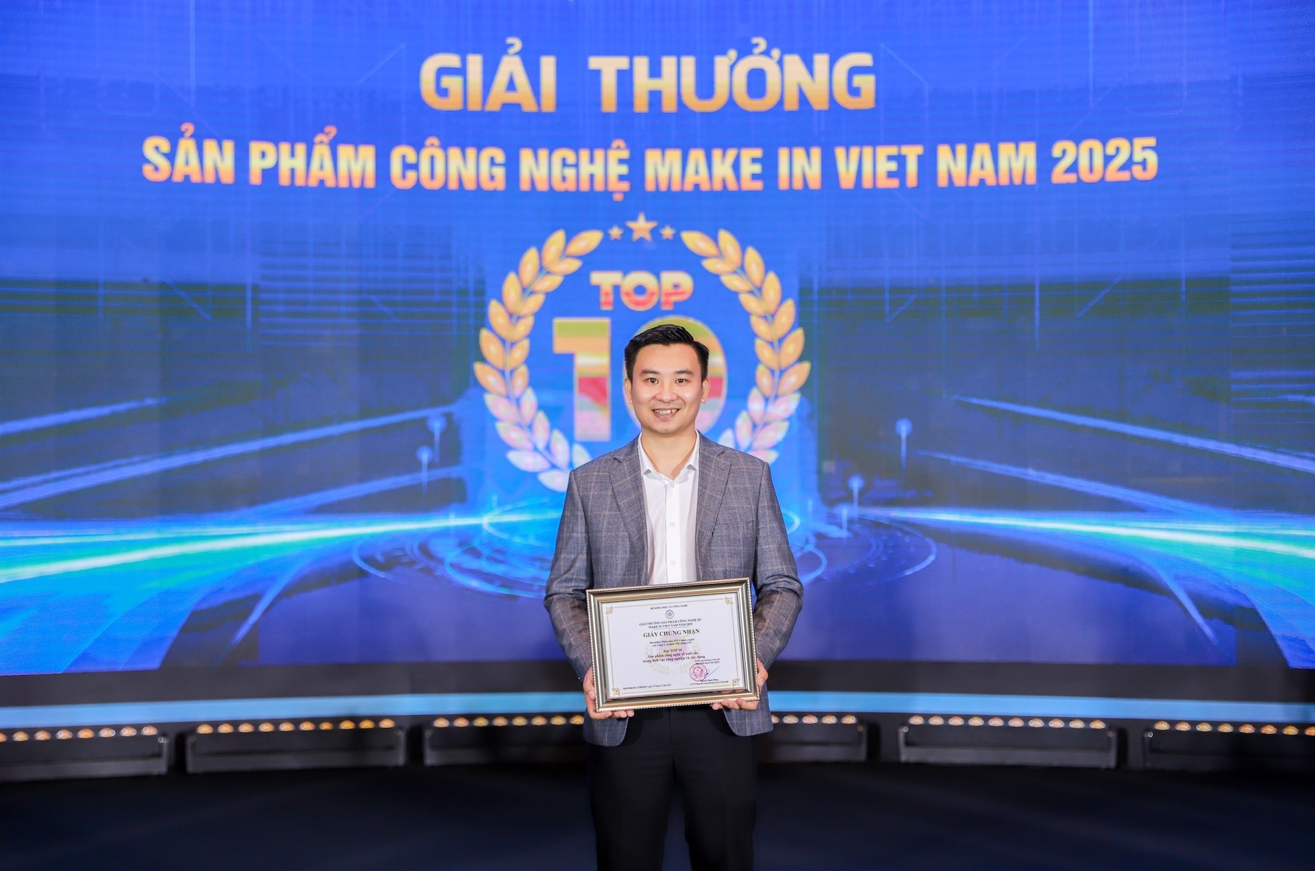 FPT Camera Agent nhan vinh danh tai giai thuong Make in Viet Nam 2025 hinh anh