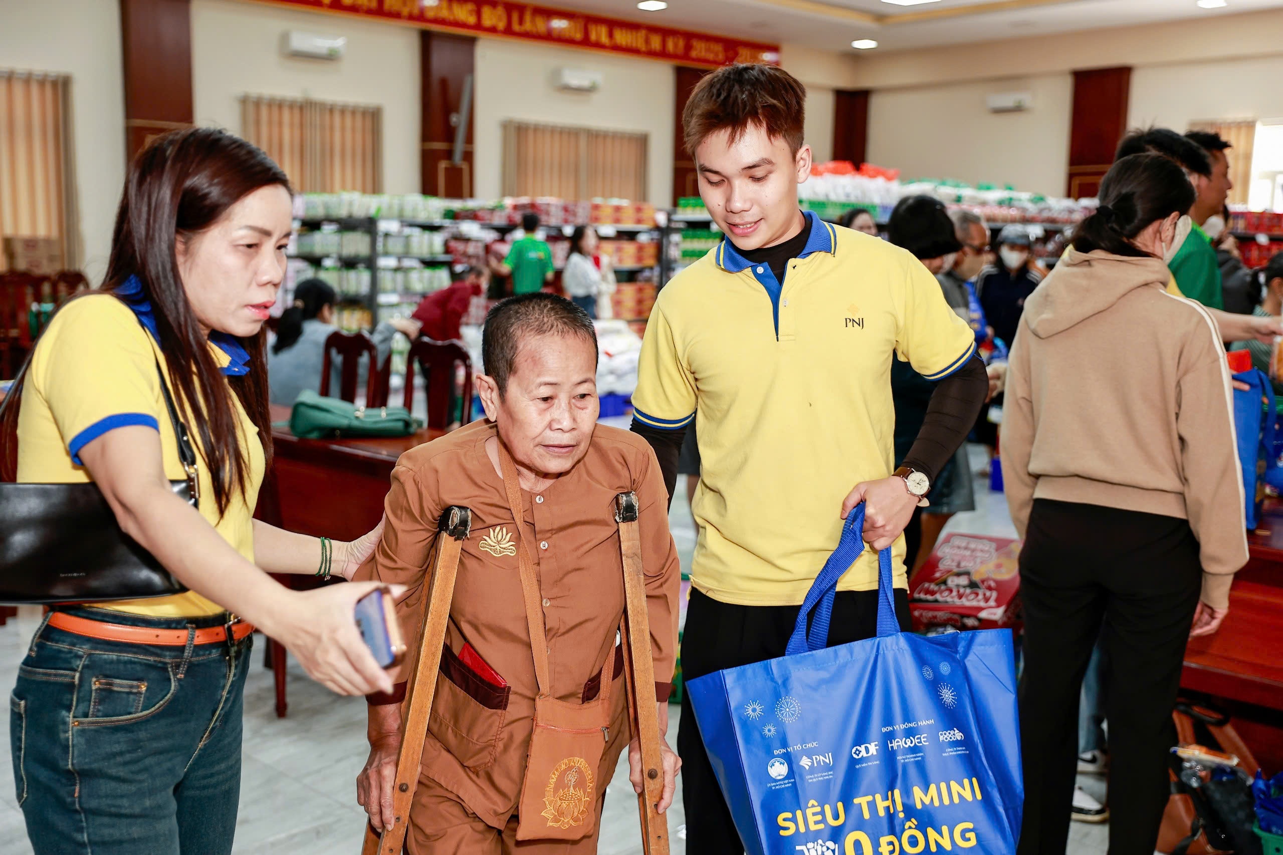 PNJ lan toa Tet yeu thuong den 15.000 ba con voi sieu thi mini 0 dong hinh anh