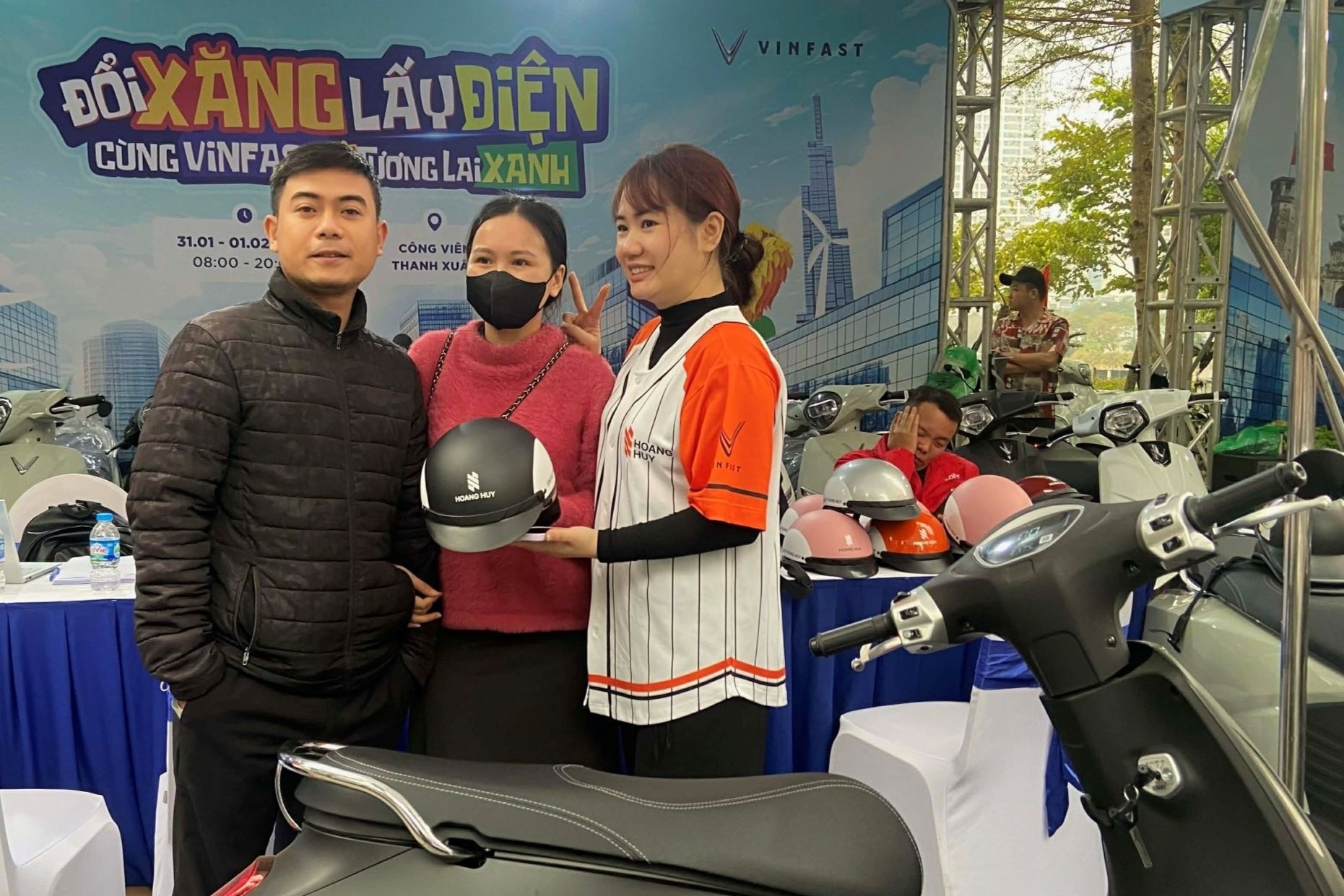 Nguoi dan Ha Noi xep hang 'chia tay' xe may xang hinh anh