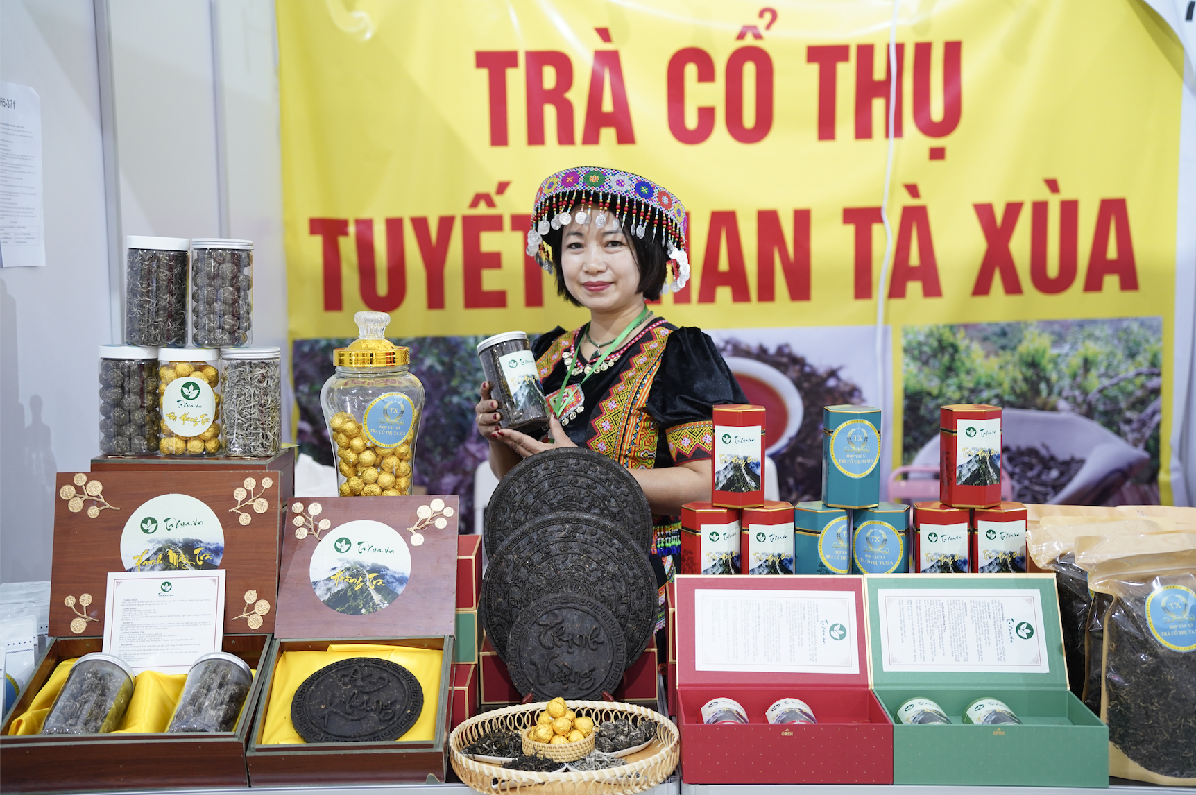 Du khach do ve VEC trong ngay dau khai mac Hoi cho Mua xuan 2026 hinh anh