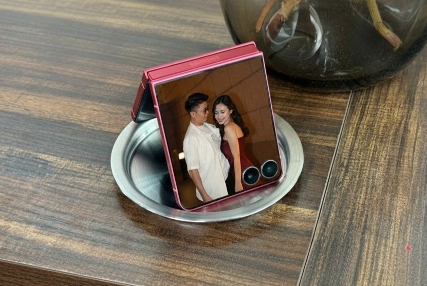 Gioi tre dung Samsung Galaxy Z Flip7 len lich hen ho bang Gemini Live hinh anh