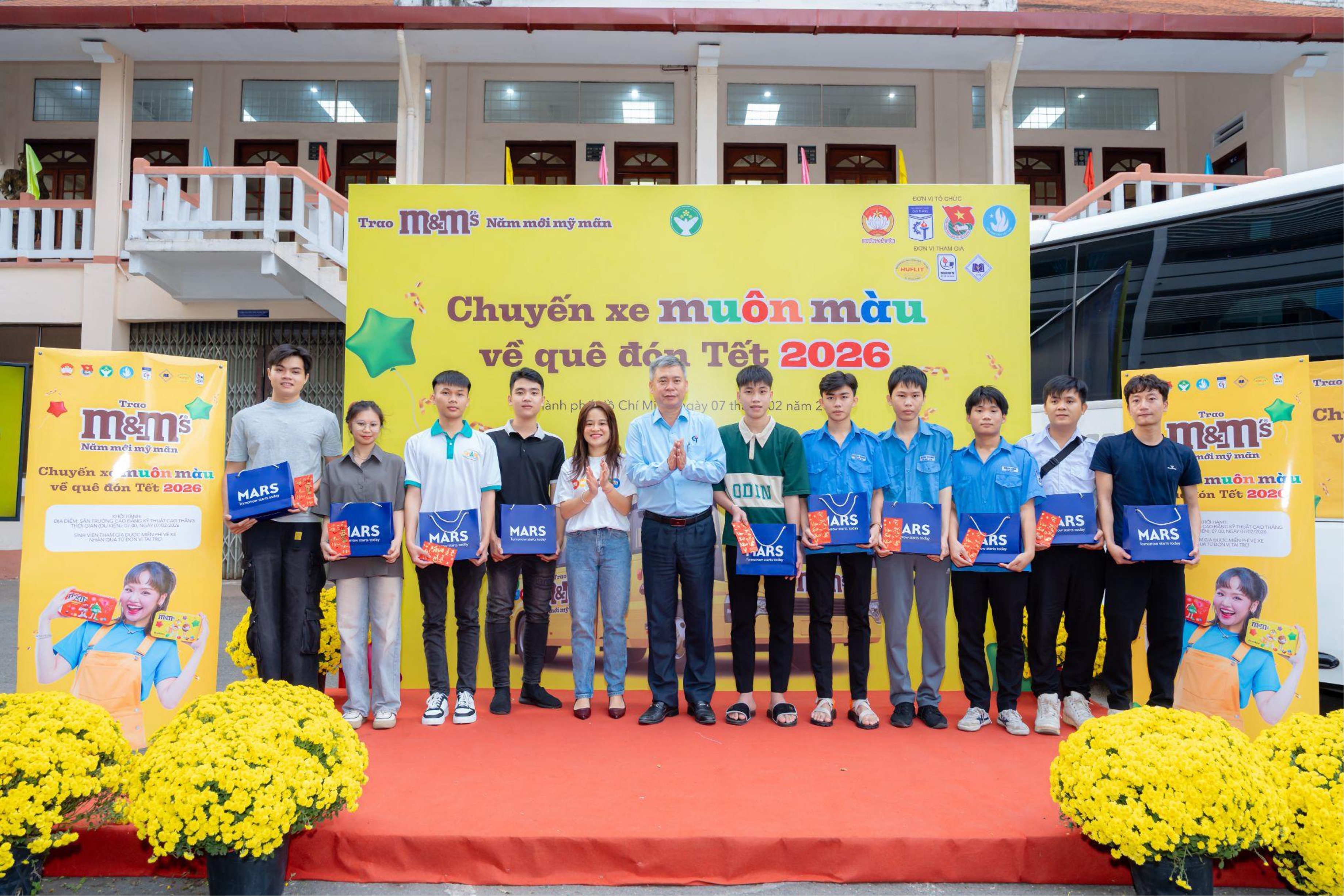 Hon 100 sinh vien don hanh trinh nam moi my man cung M&M'S hinh anh