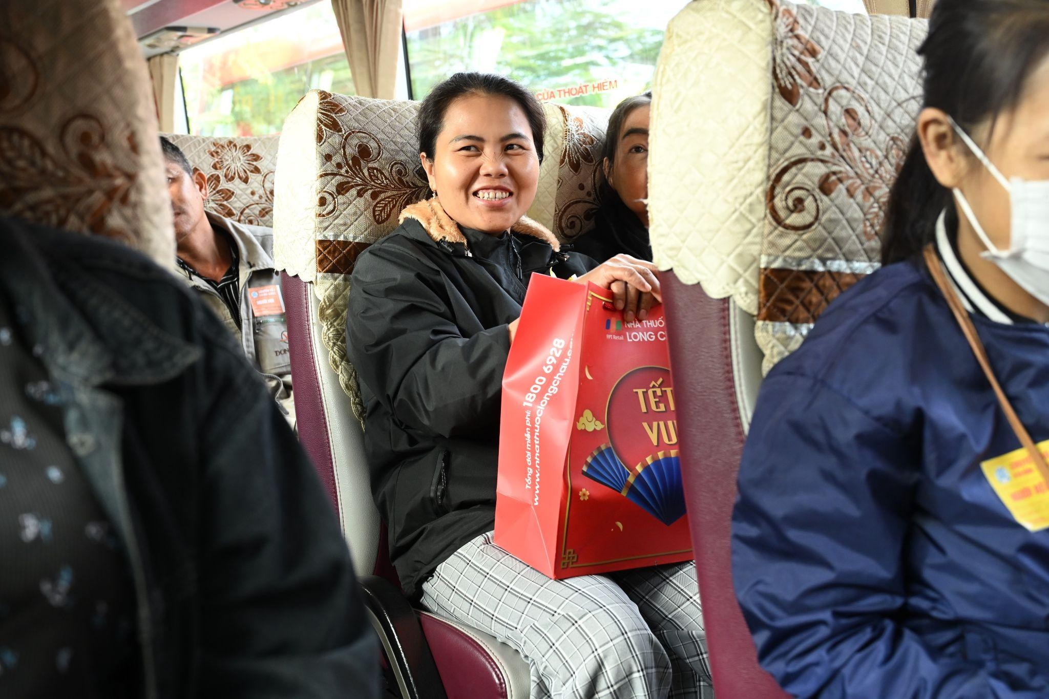 Benh vien TW Hue va Long Chau tang qua, dua benh nhan ve que don Tet hinh anh