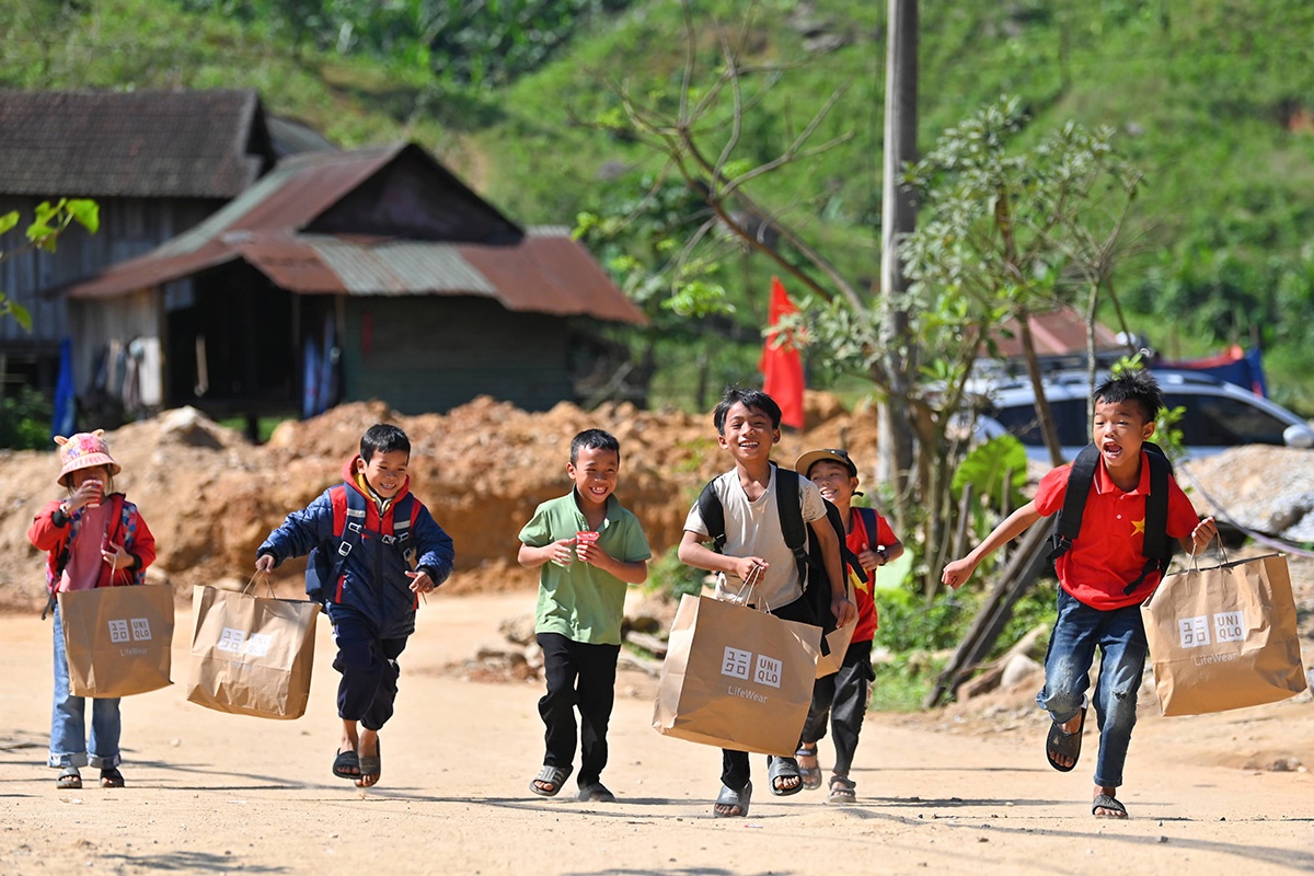 Uniqlo tiep them dong luc den truong cho hoc tro vung bien hinh anh