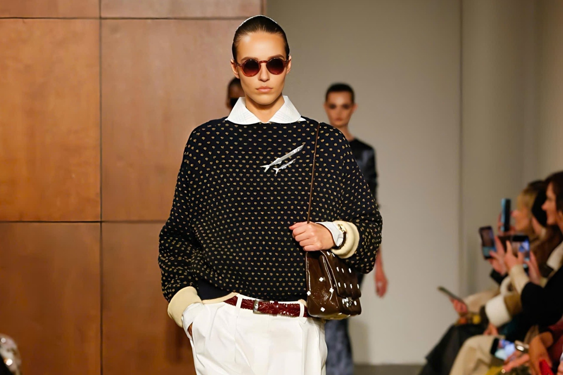 Tory Burch thu dong 2026 - ban nang dan loi thoi trang hinh anh