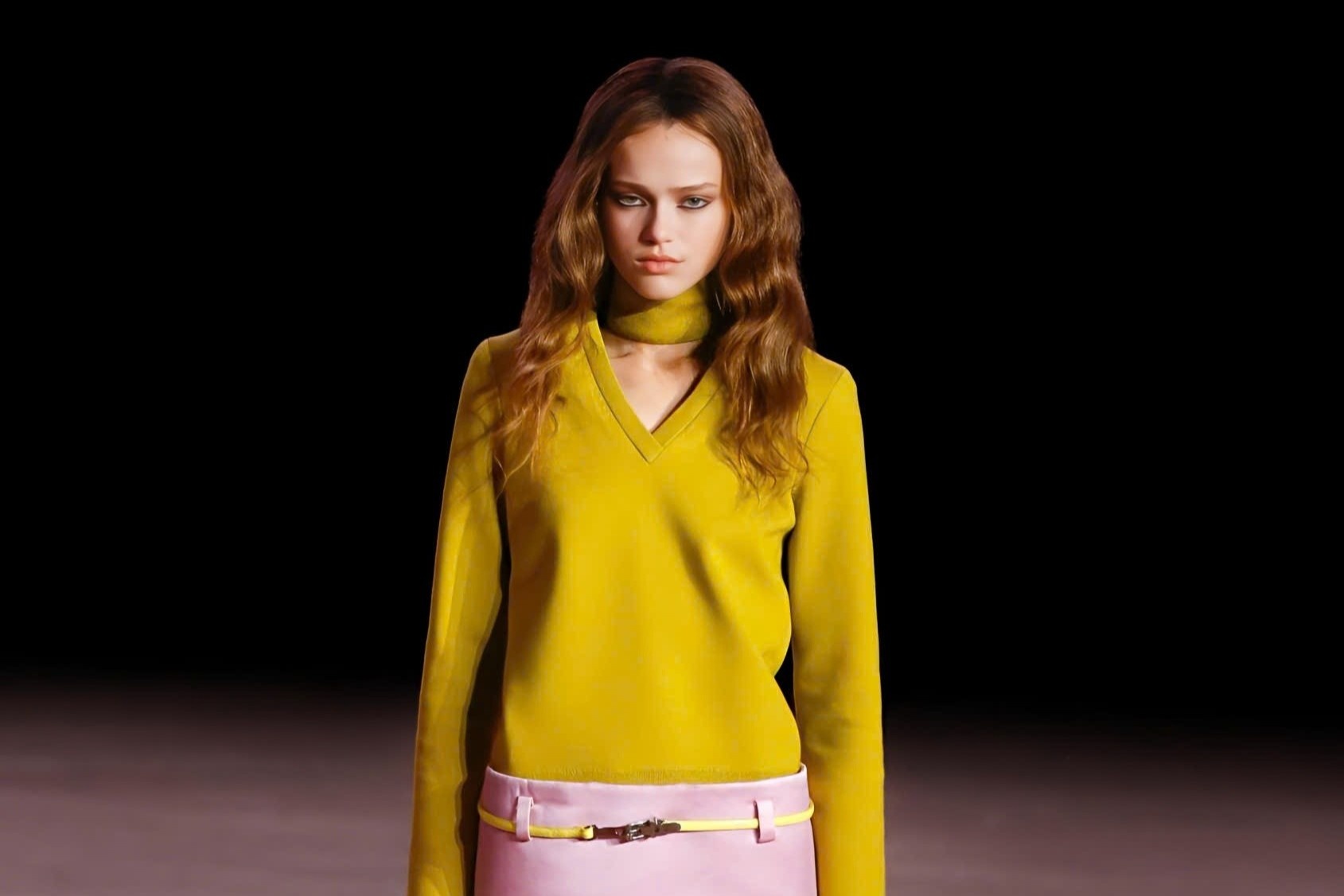 Marc Jacobs xuan he 2026 - hien thuc ‘cat ngang’ hoai niem hinh anh