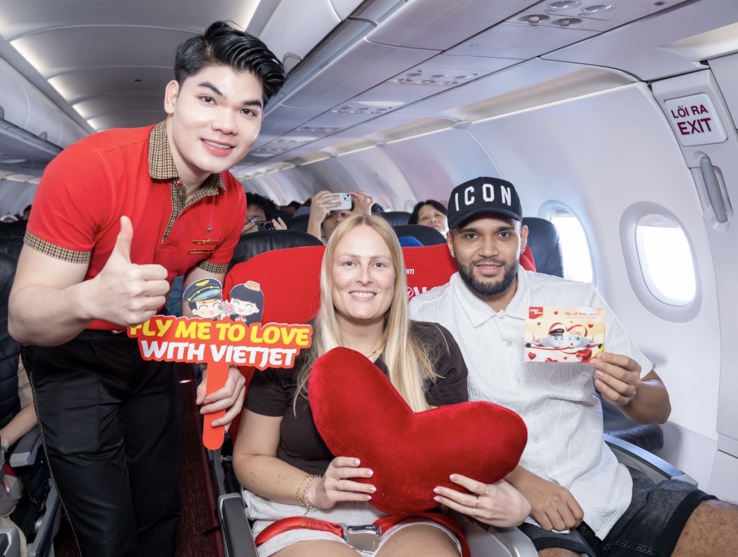 Tinh yeu ngap tran tren nhung chuyen bay Vietjet mua Valentine hinh anh