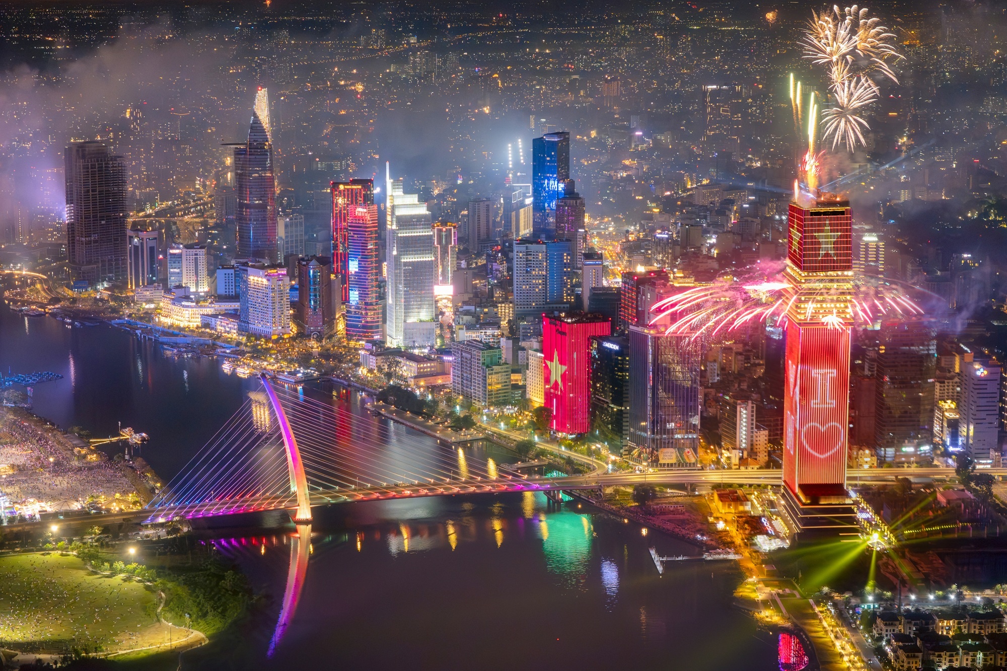 Dem giao thua ruc sang, Saigon Marina IFC thanh tam diem hinh anh