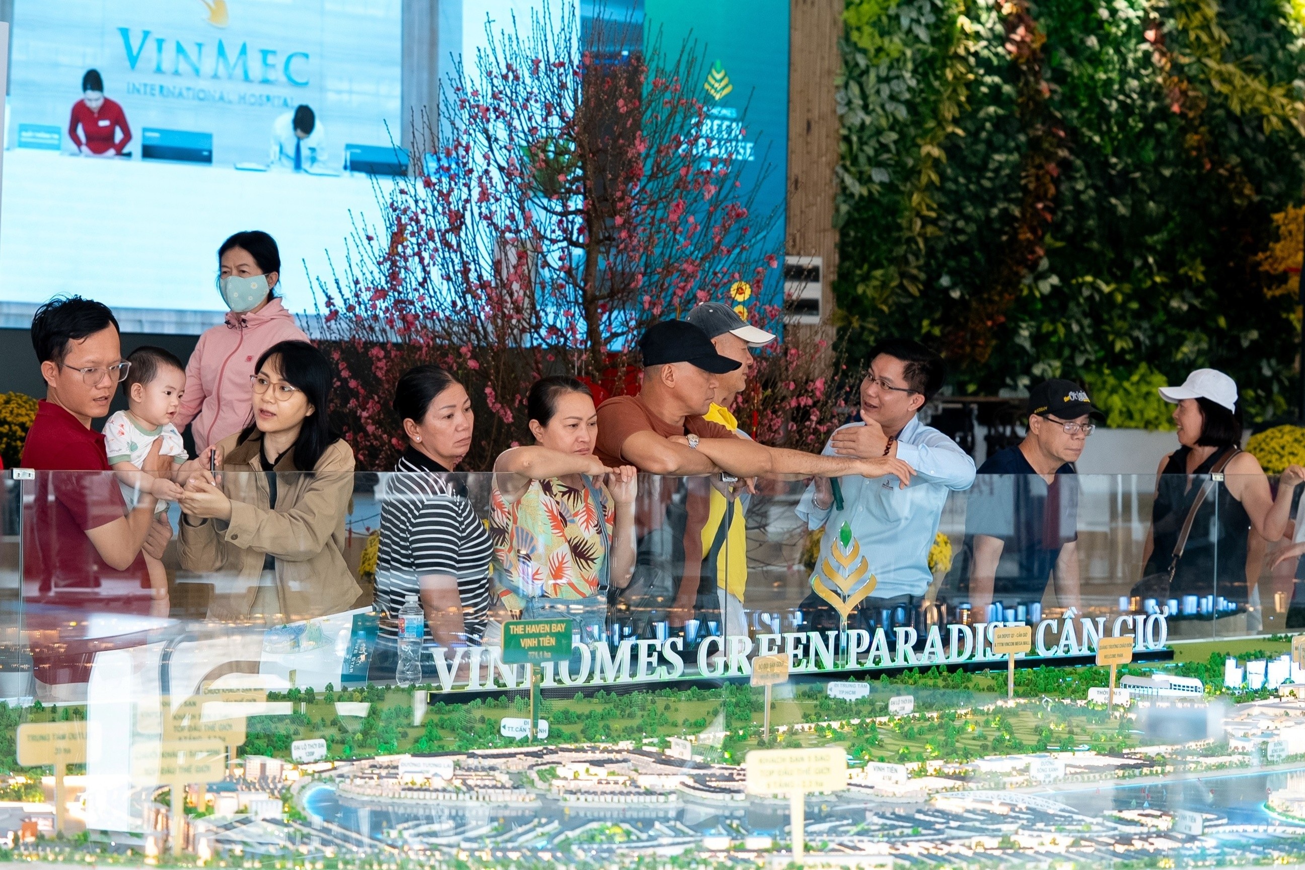 Khach mien Tay, mien Dong do ve Can Gio du xuan ket hop dau tu hinh anh