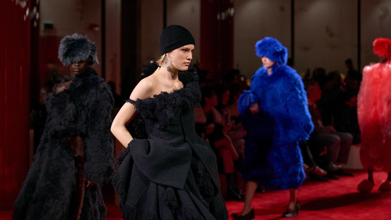 BST Bottega Veneta thu - dong 2026 va thong diep ve nhung cai om hinh anh